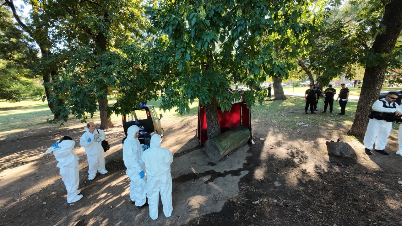 Misterio en Saavedra: un paseador de perros encontró el cuerpo apuñalado de un hombre