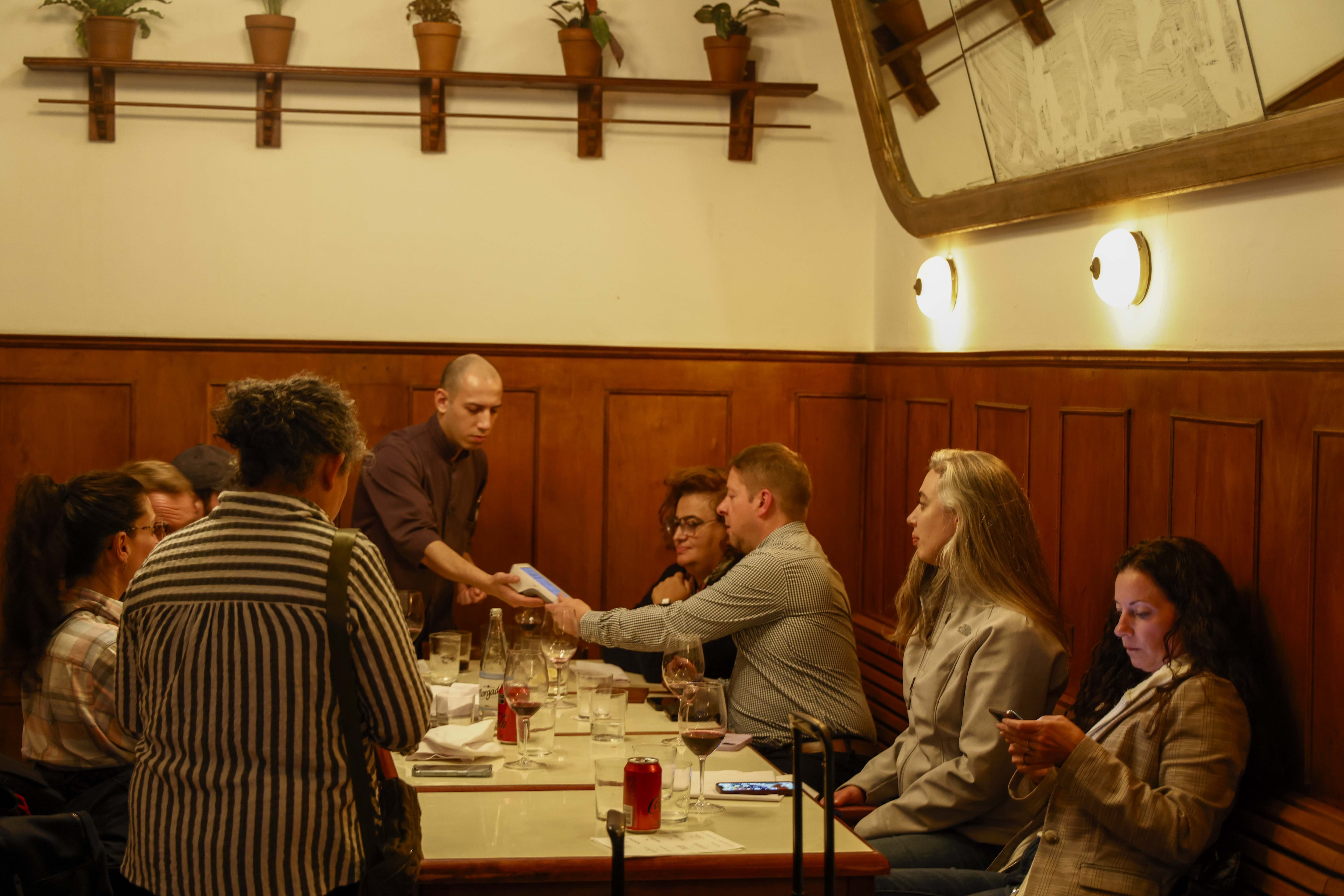 El salón de El Preferido, un bodegón que estuvo a punto de cerrar y Pablo Rivero lo rescató para convertirlo en un ícono de Palermo