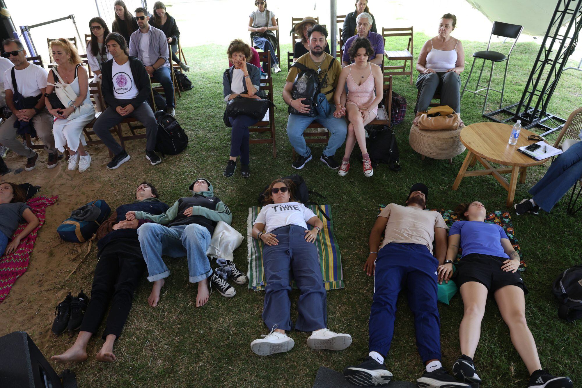 Todo valía, también acostarse en el cesped