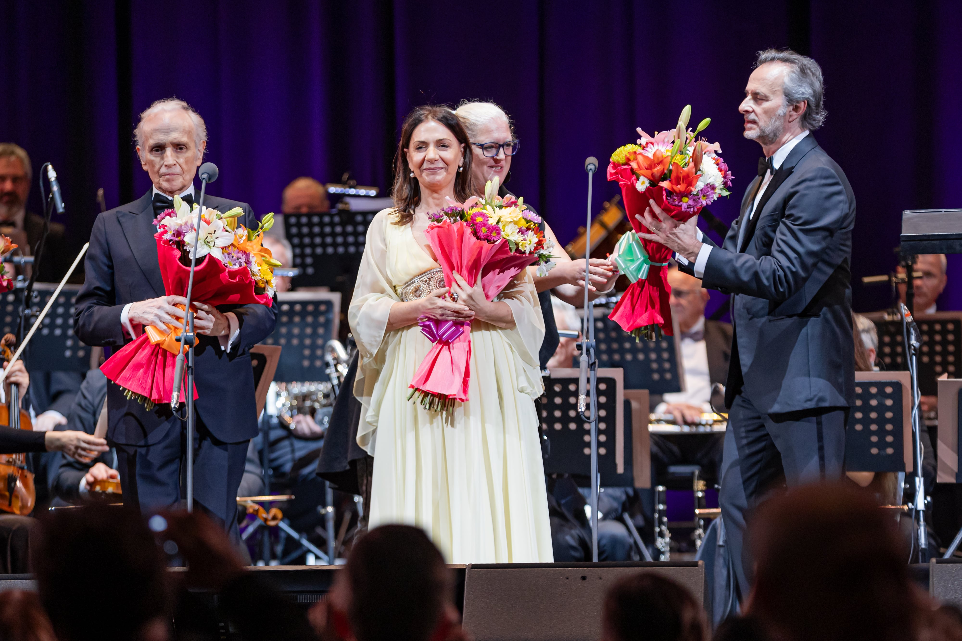 José Carreras, Verónica Cangemi y David Giménez Carreras, durante la última gala lírica que semanas atrás ofrecieron en el Teatro Colón