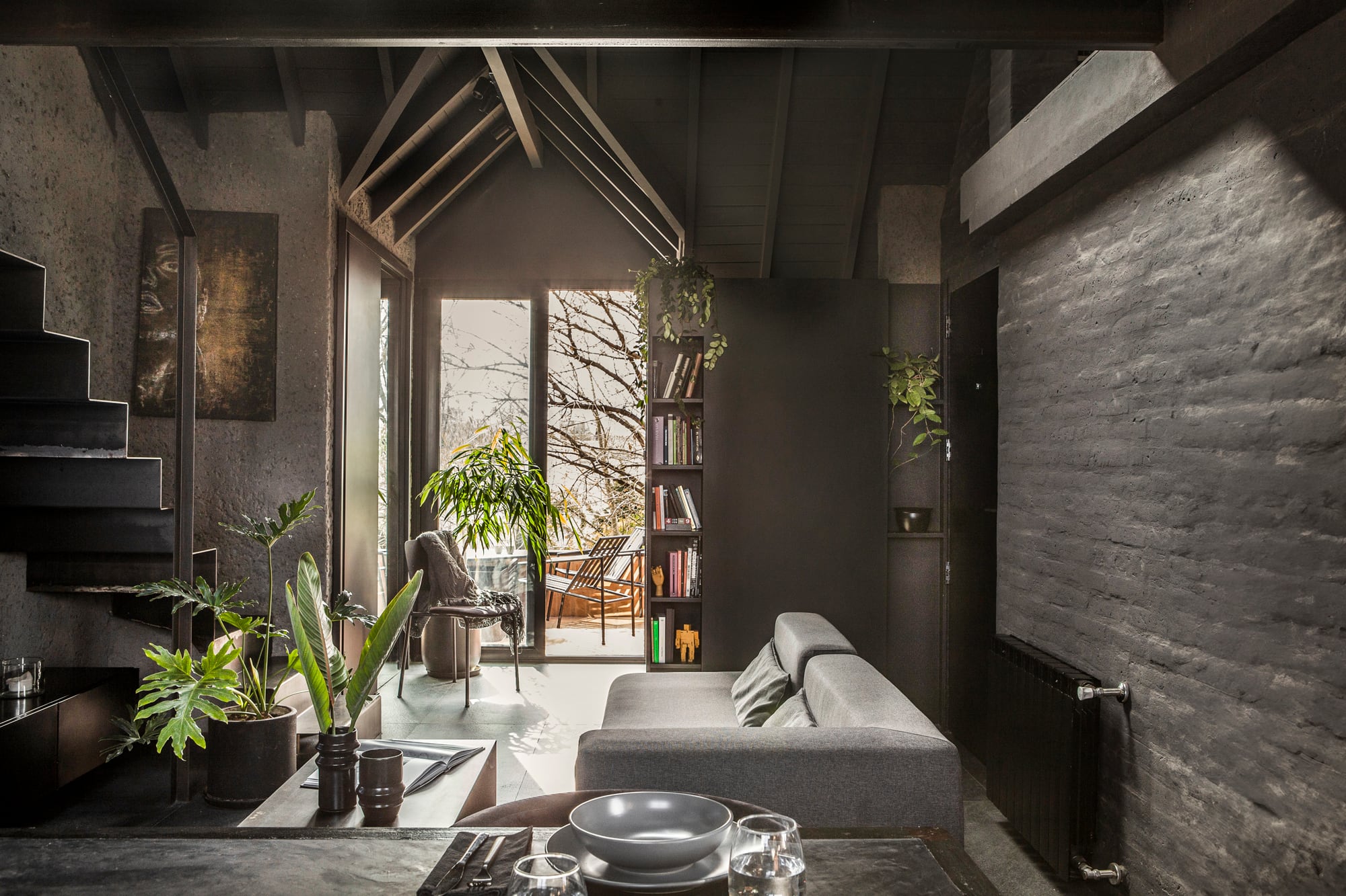 Se liberaron las cubiertas para dar lugar a nuevas terrazas, se intervino el sistema de tiraje para integrar una chimenea y se incorporaron recursos como la parrilla, la ventilación cruzada y las visuales abiertas