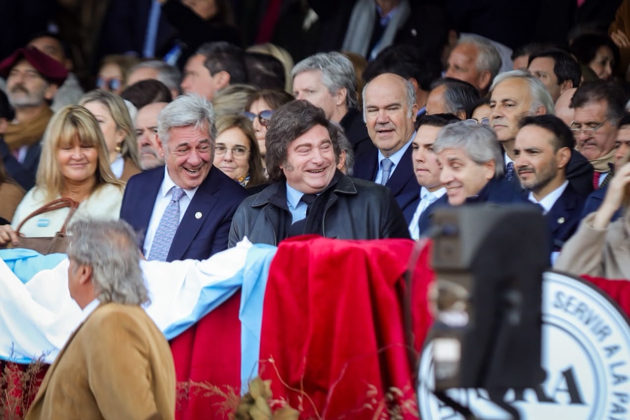 Pino, Milei y Caputo intercambiaron sonrisas en el palco oficial