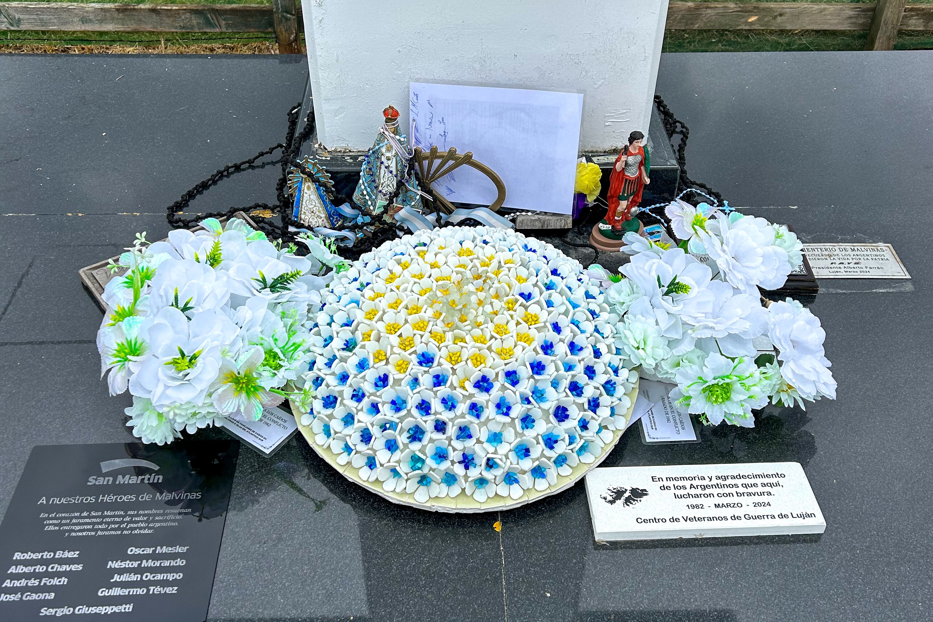 La hortensia debajo de la cruz principal