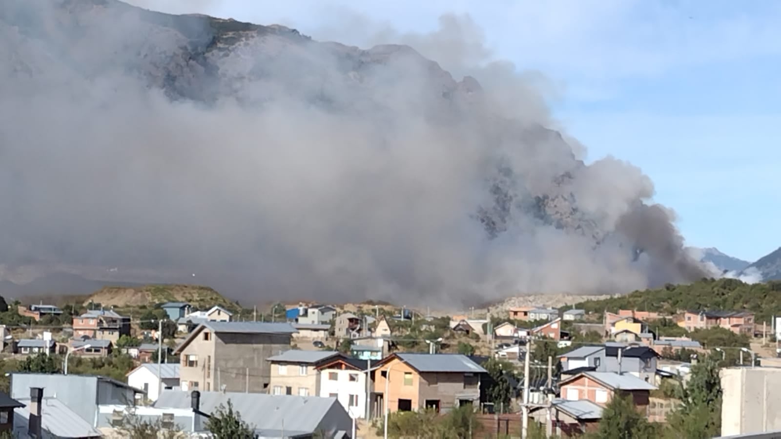 Las quemas sistemáticas y descontroladas de residuos que se realizan en el basural de Bariloche contaminan el aire.
