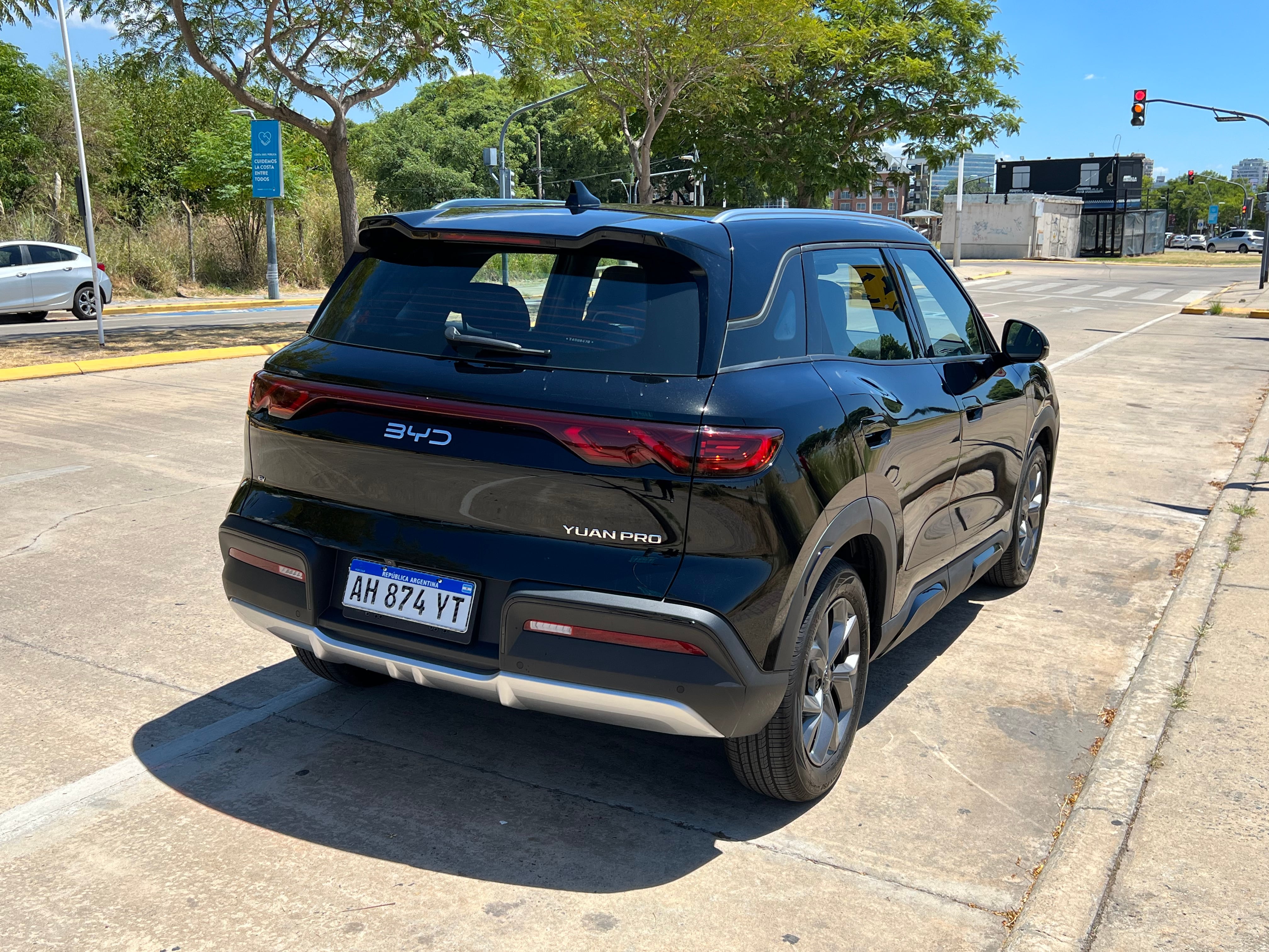 El modelo mide 4310 mm de largo, 1830 de ancho y 1675 de alto, con una distancia entre ejes de 2620