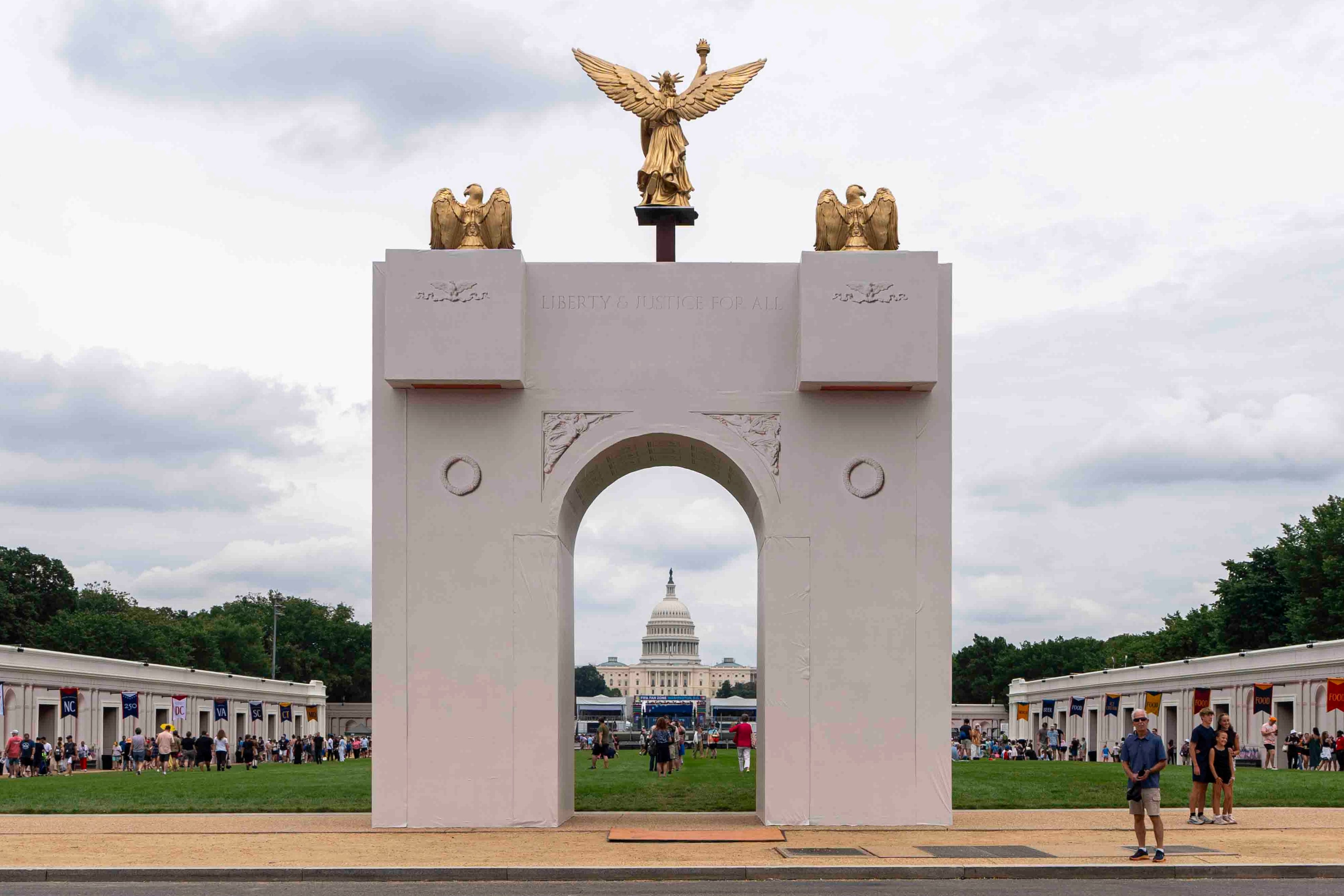 Una maqueta del Arco del Triunfo propuesto por el presidente de EEUU, Donald Trump, se exhibe en el complejo de monumentos National Mall