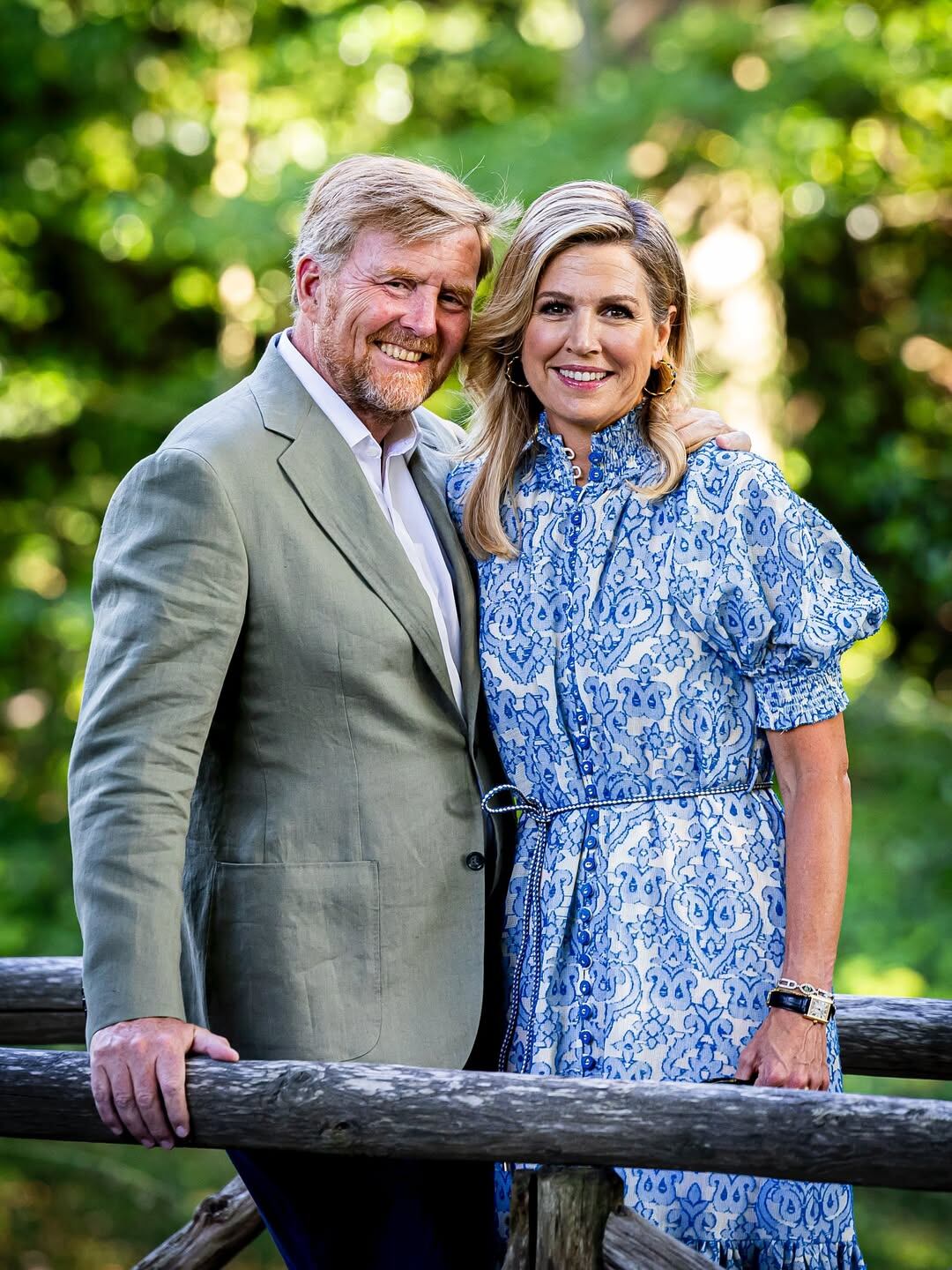 La reina Máxima se lució con un vestido midi blanco y azul con estampa de arabescos(Foto: Instagram @patrickvkatwijk)