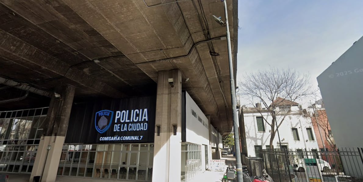 Un policía de la Ciudad murió luego de que se le cayera encima un cartel de la autopista 25 de Mayo