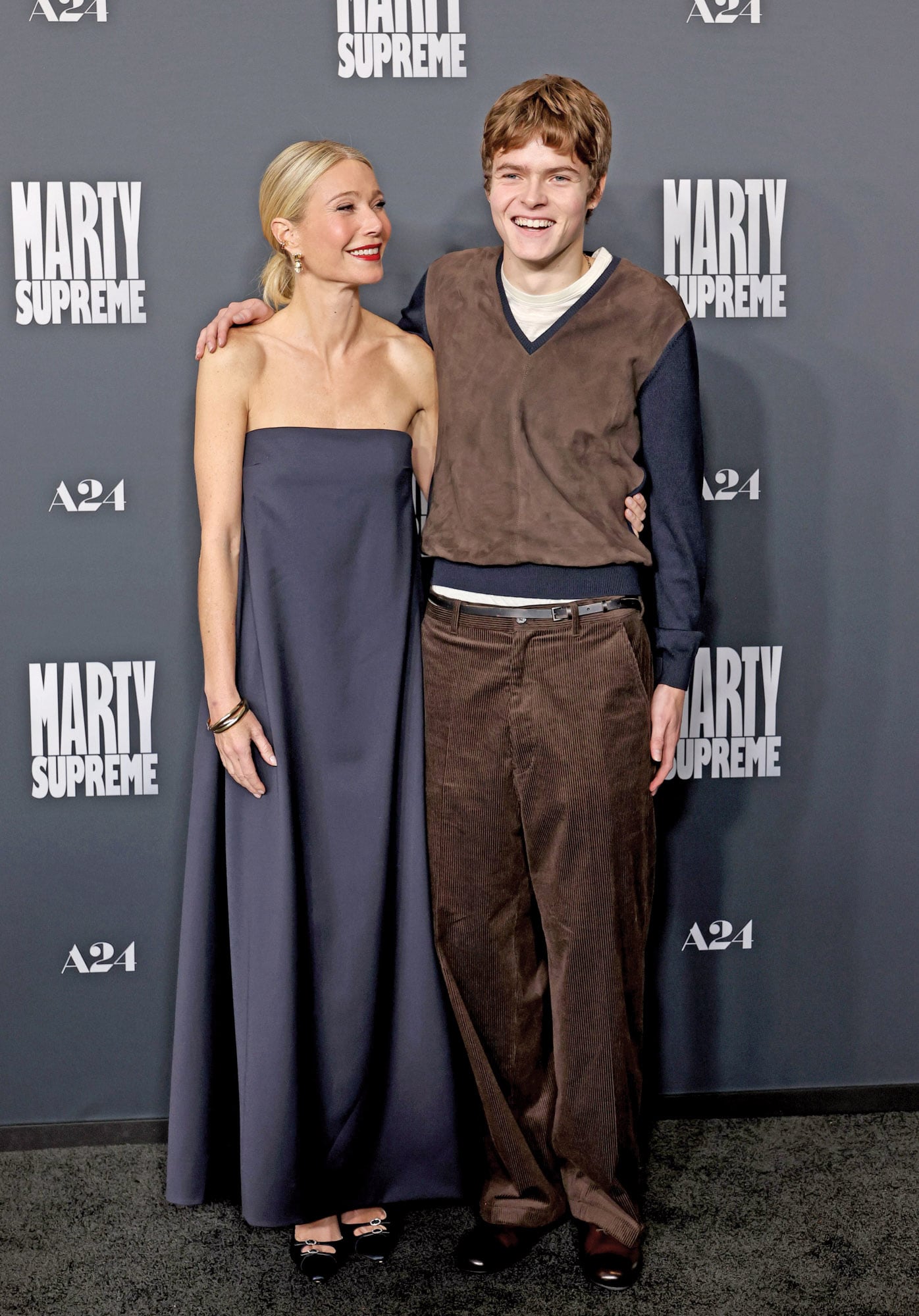 Con con su madre, Gwyneth Paltrow, en el Samuel Goldwyn Theater, en diciembre del año pasado