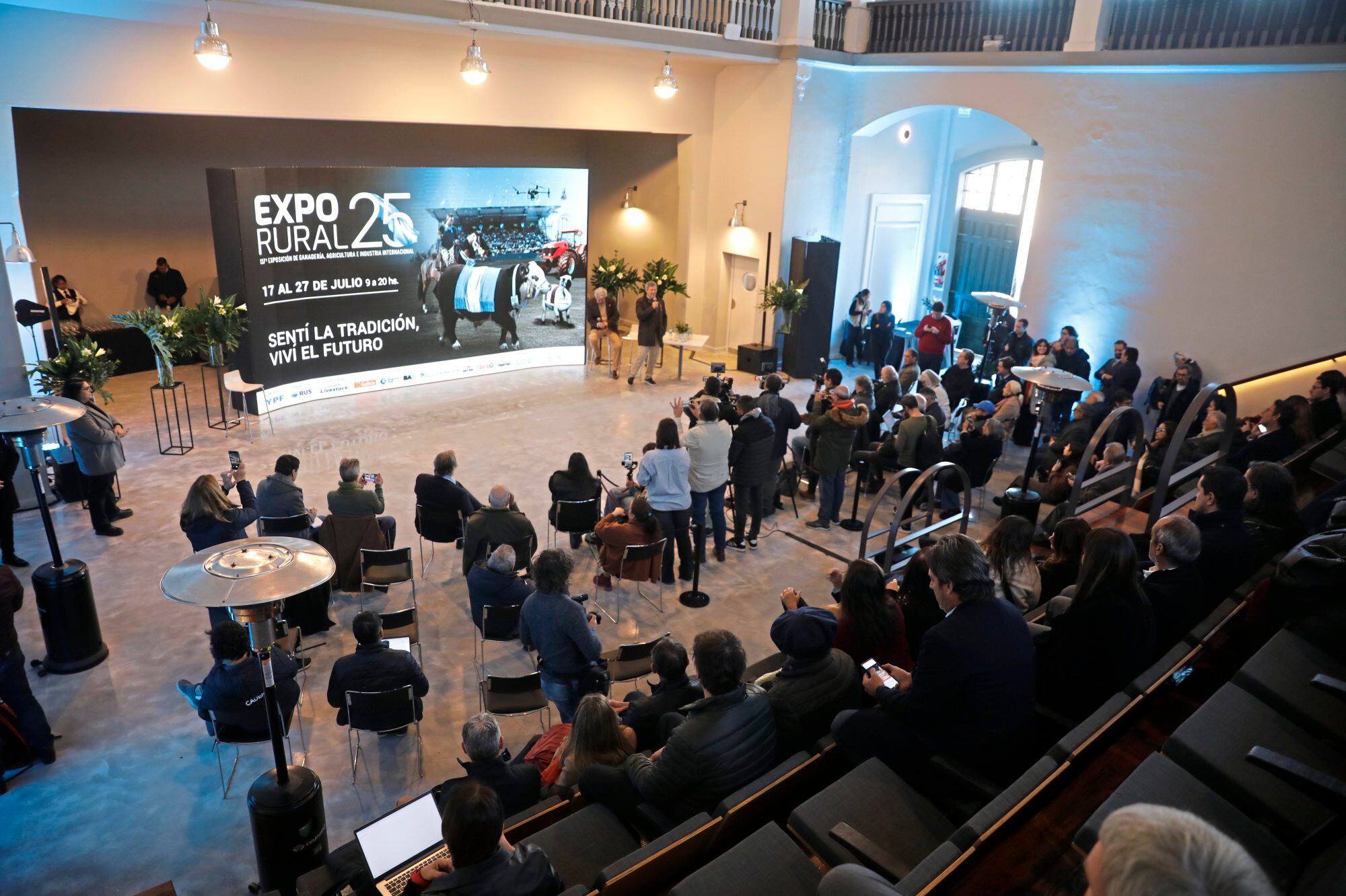 El lanzamiento de la muestra en el renovado salón de ventas del predio