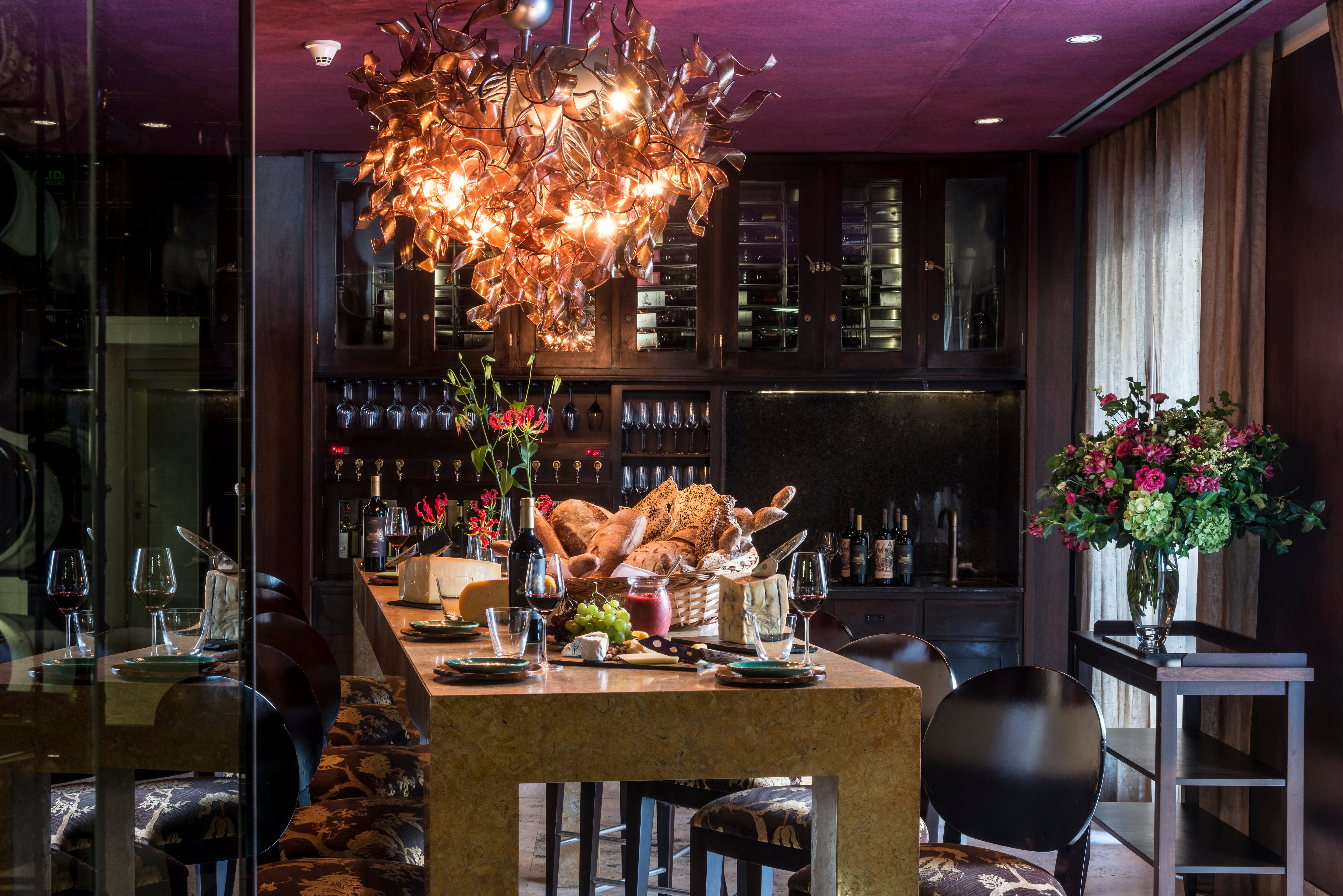 Joyas patrimoniales: siete experiencias para disfrutar hoteles y casonas con historia 16 La vinoteca del Palacio Duhau