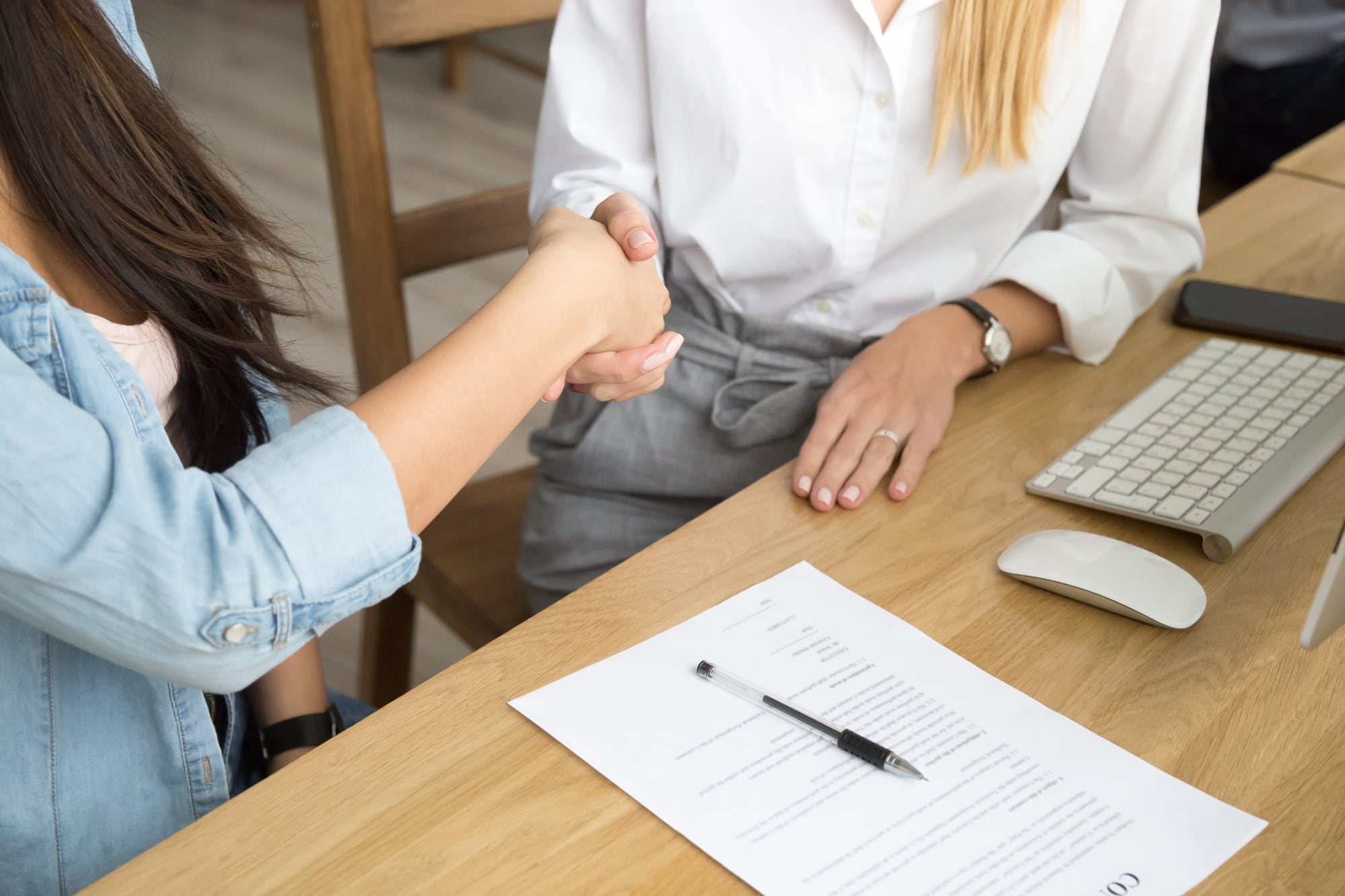 Un extranjero que desee trabajar en EE.UU. debe presentar al empleador documentos que evidencien su identidad y autorización de empleo