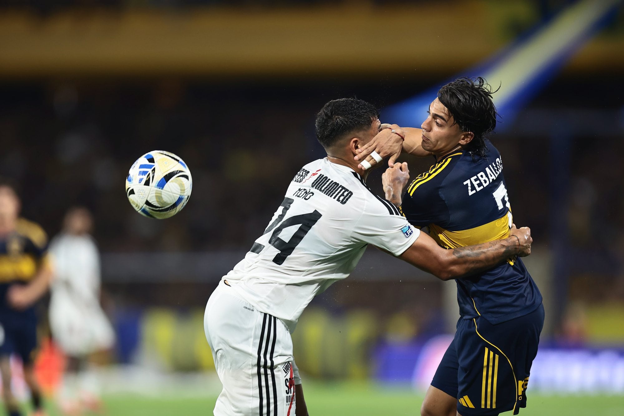 La pelota pasa, el jugador no; Miño frena el intento de avance del Changuito Zeballos