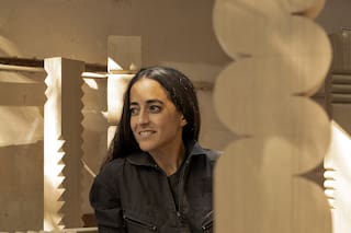 La arquitecta que revaloriza el oficio de ebanista con piezas escultóricas y de diseño en madera