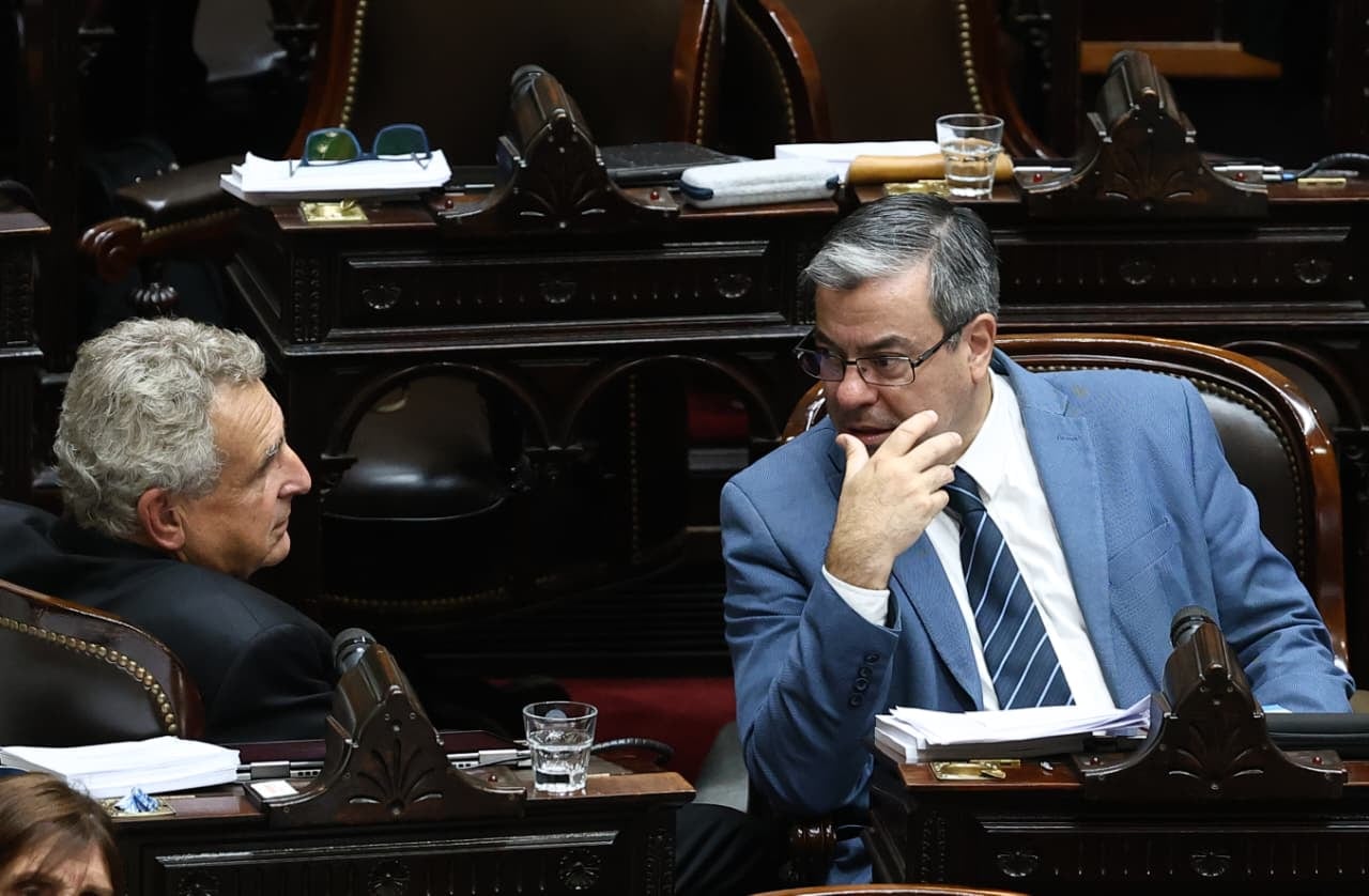 Germán Martínez y Agustín Rossi durante Tratamiento de la reforma laboral en Diputados del Congreso Nacional