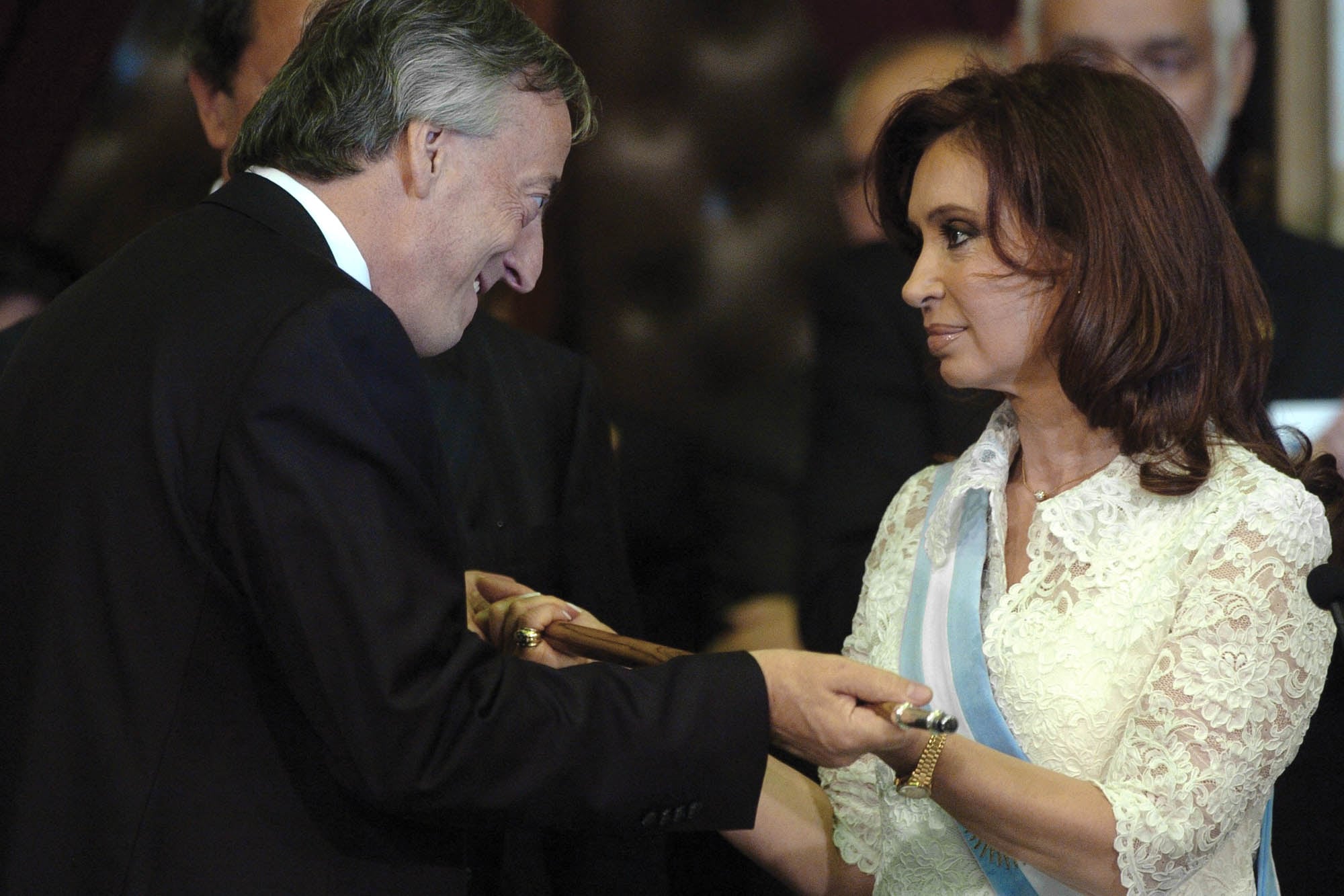 Efemérides del 27 de octubre: ¿qué pasó un día como hoy? 5 Néstor Kirchner, fallecido el 27 de octubre de 2010, le entrega el bastón de mando a Cristina Kirchner, el 10 de diciembre de 2007