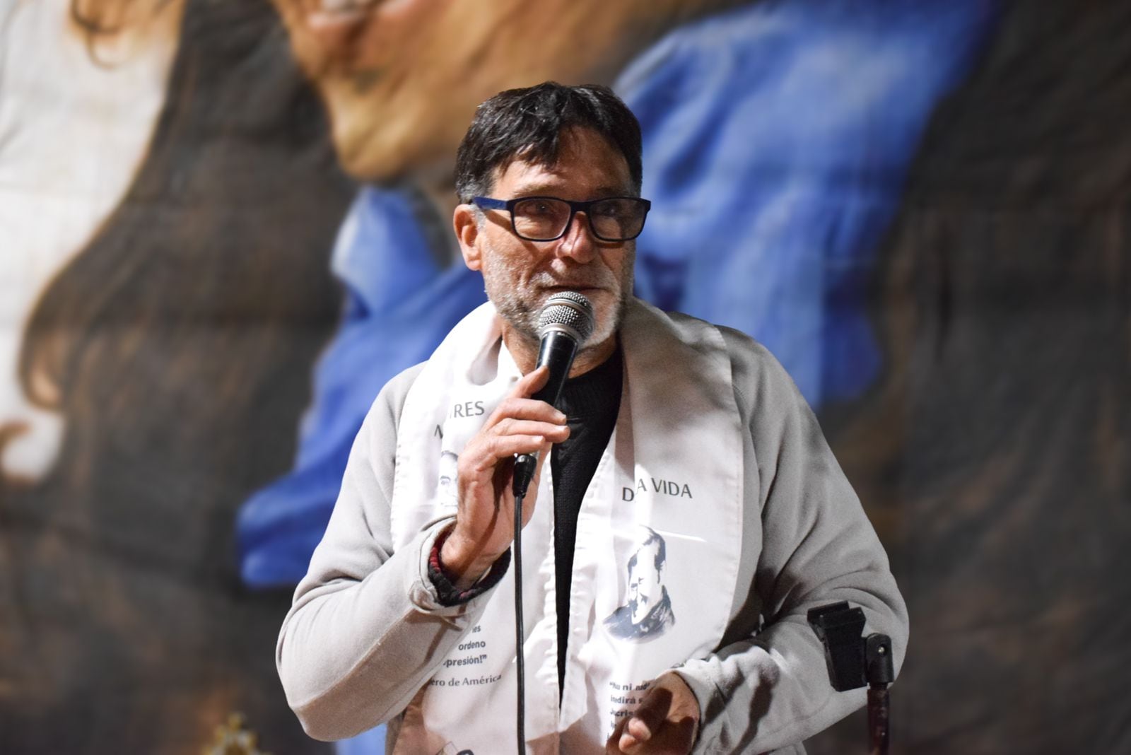 El padre Paco Olveira iba en el micro con militantes que volcó en la ruta 2