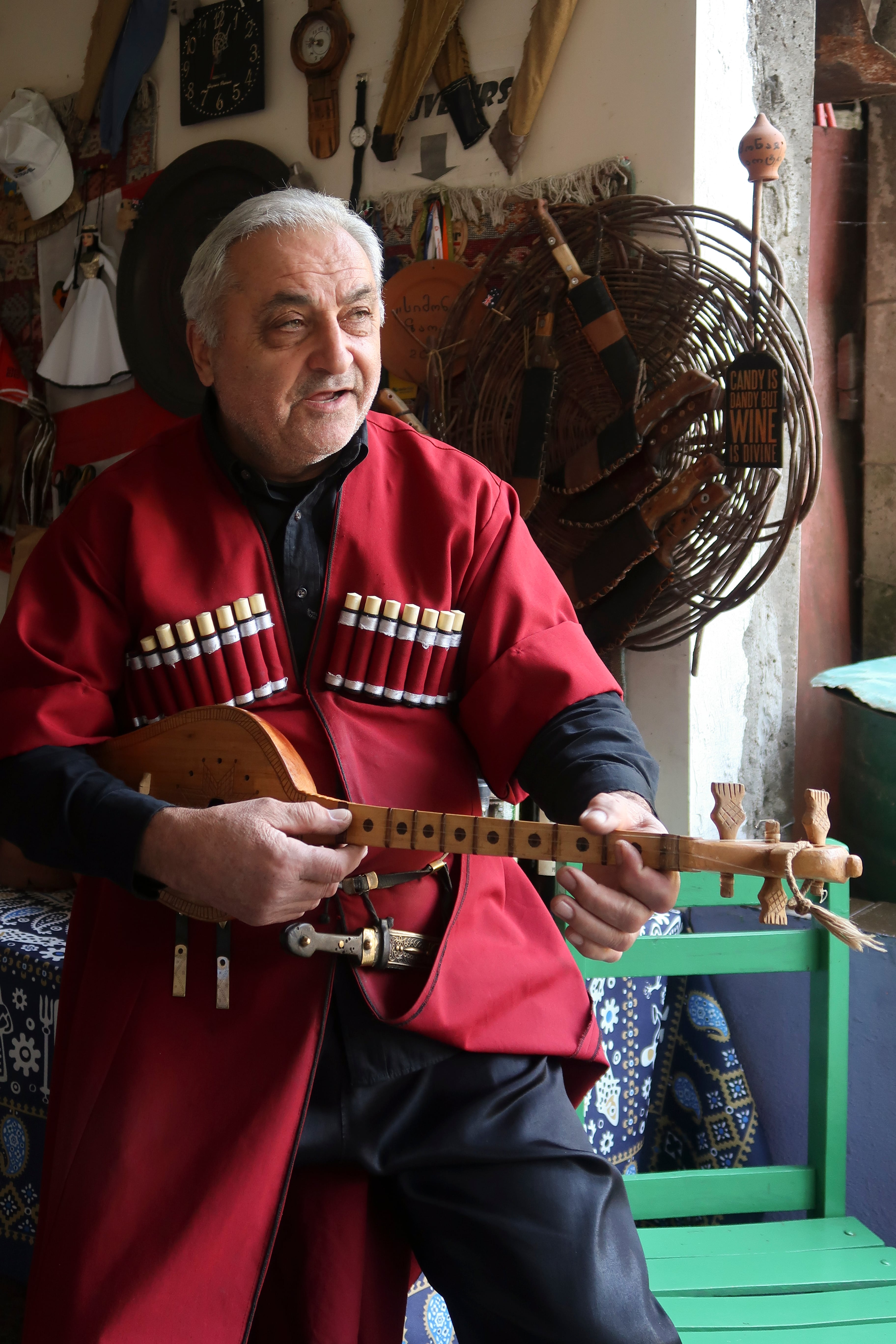 Simonay Zaoti empuña el panduri para entonar canciones georgianas en su restaurante rural en Chumlaki, a dos horas de Tiflis