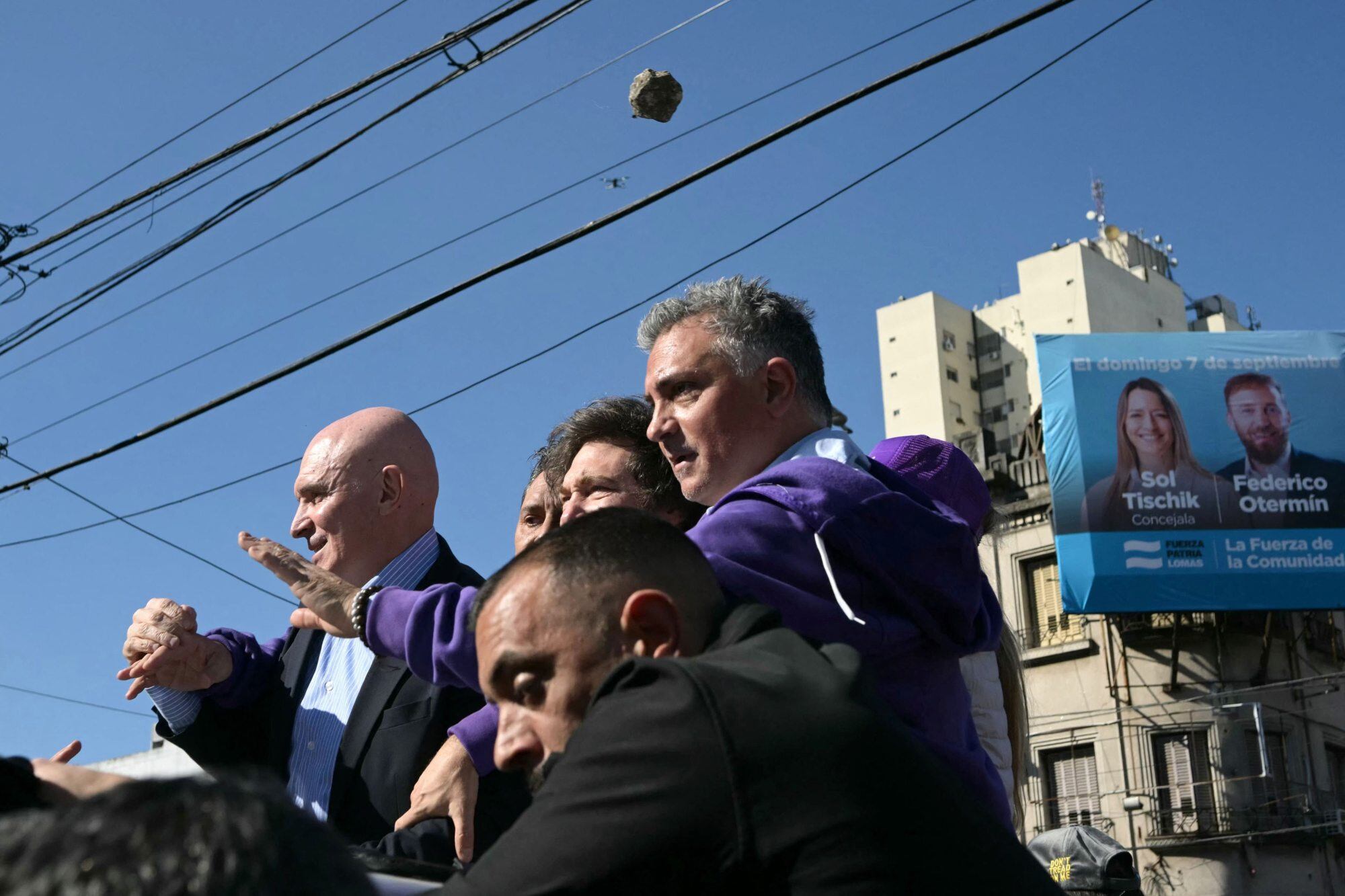 La caravana de Javier Milei en Lomas de Zamora. Durante la recorrida le arrojaron una piedra a la camioneta que llevaba al presidente