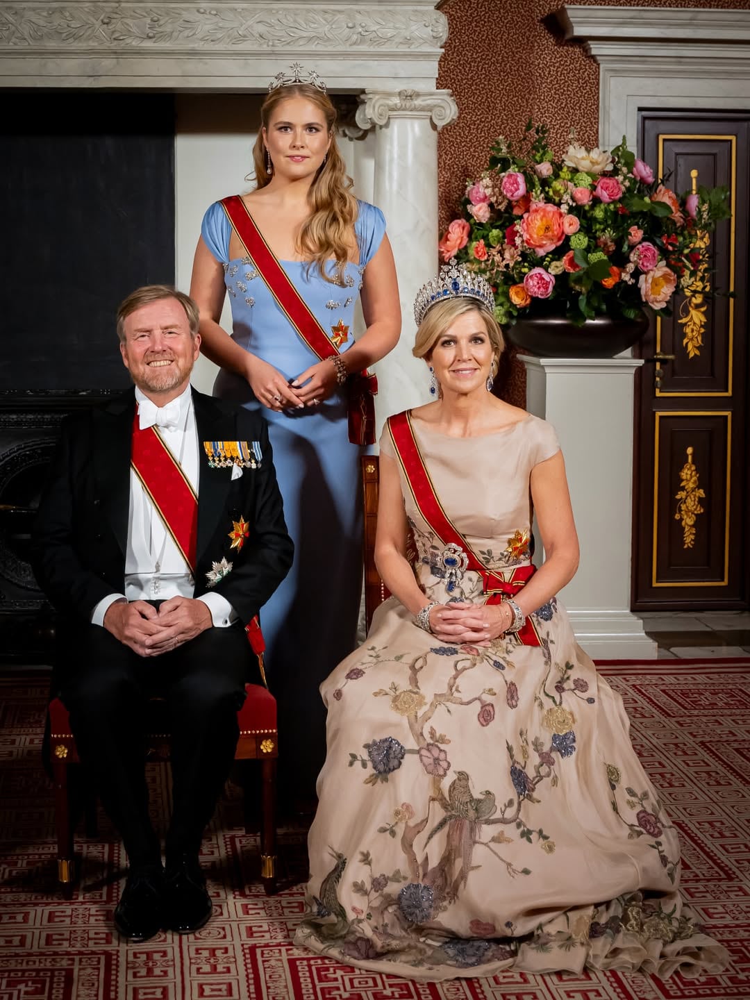 La reina Máxima se lució con un vestido del diseñador holandés Jan Taminiau y la Tiara de Zafiros (Foto: Instagram @patrickvkatwijk)