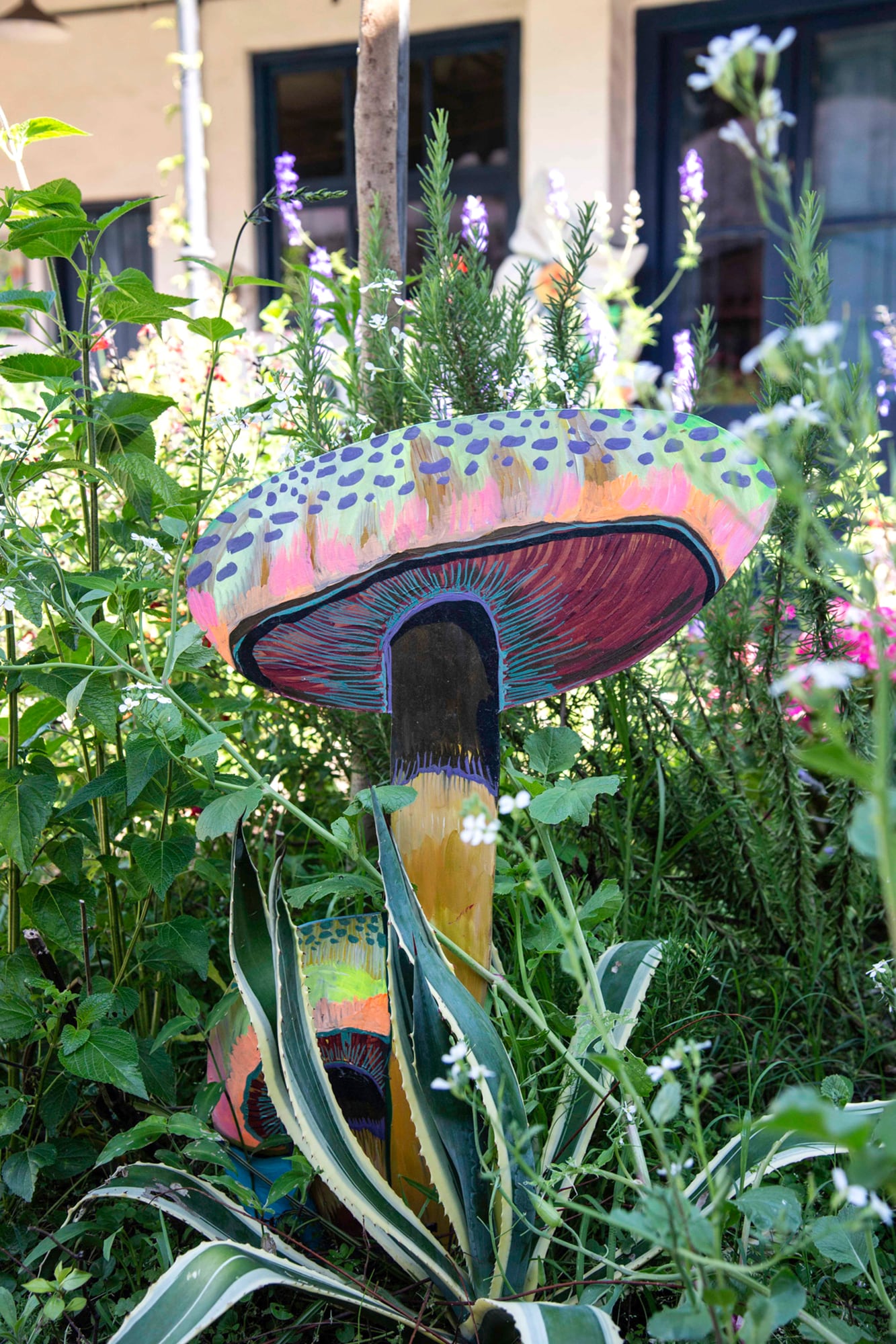 Las piezas artísticas se pueden usar como punto focal dentro del jardín