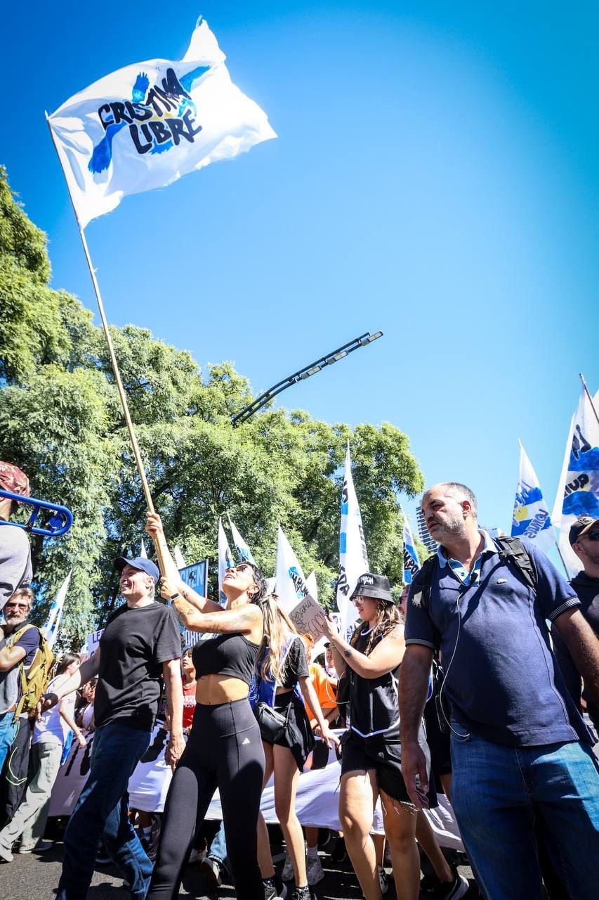 Mayra Mendoza junto a Máximo Kirchner camino a Plaza de Mayo