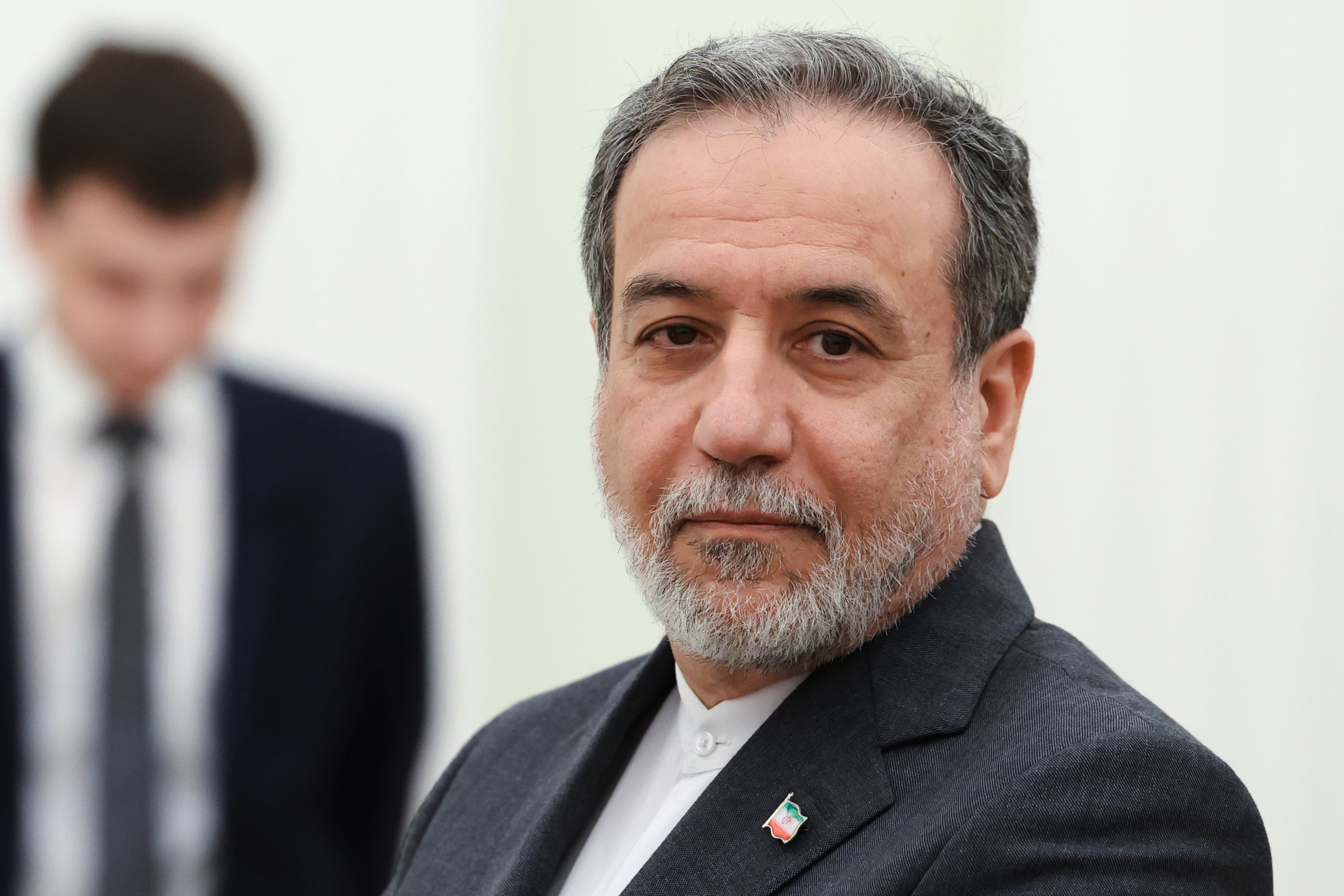 El ministro de Exteriores de Irán, Abbas Araghchi, espera para reunirse con el presidente de Rusia, Vladímir Putin, en el Kremlin, en Moscú, Rusia, el 23 de junio de 2025. (Alexander Kazakov, Sputnik, Kremlin Pool Foto vía AP)