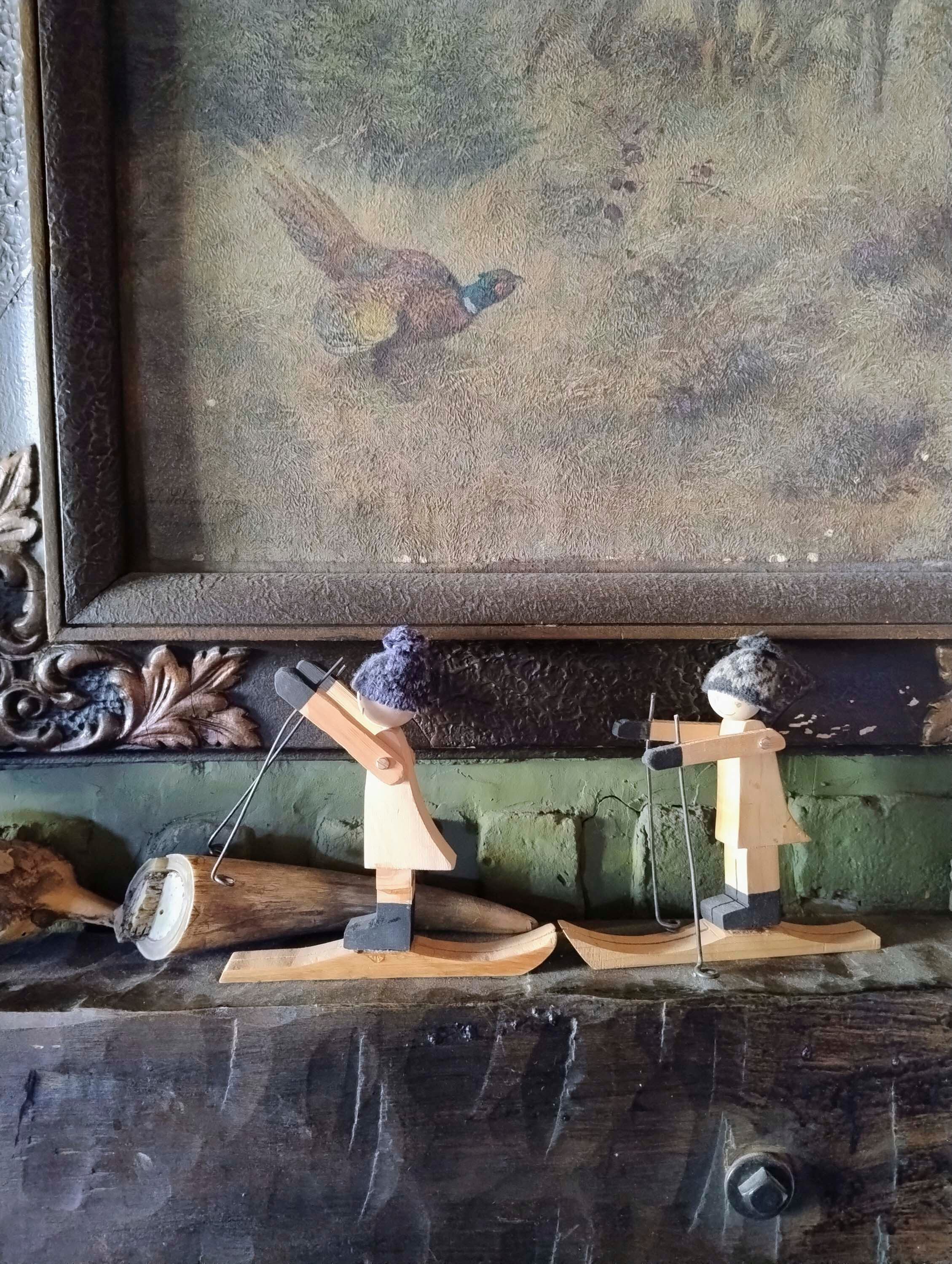 Estos esquiadores de madera son obra de su gran amiga, la diseñadora barilochense Marta Peirano.