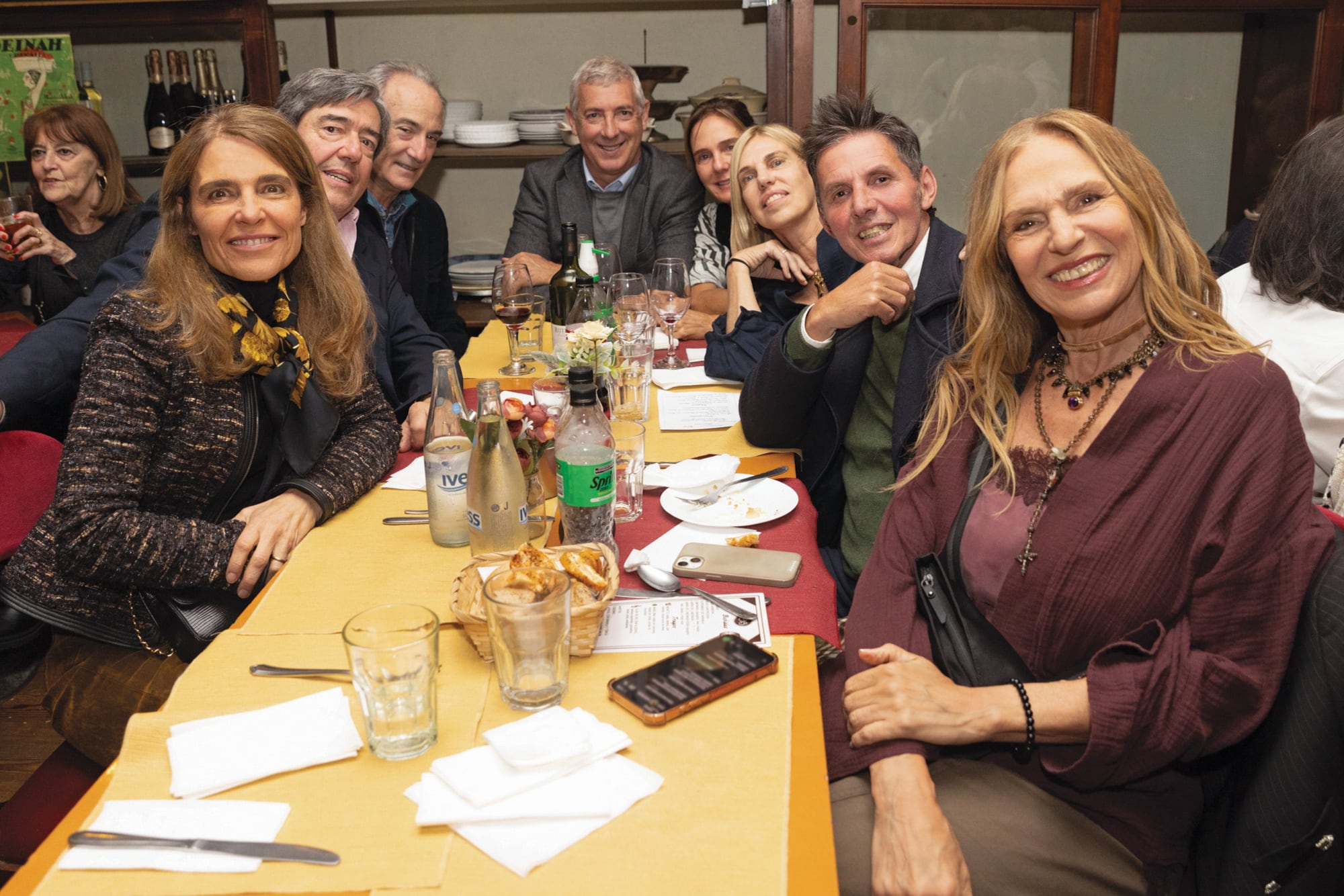 De izquierda a derecha: Agustina Braun, Alejandro (Jandri) Blaquier, Emilio Ocampo, Martín Costantini, Greta Hoeffner, Alejandra Hoeffner, Gerard Confalonieri y Ginette Reynal