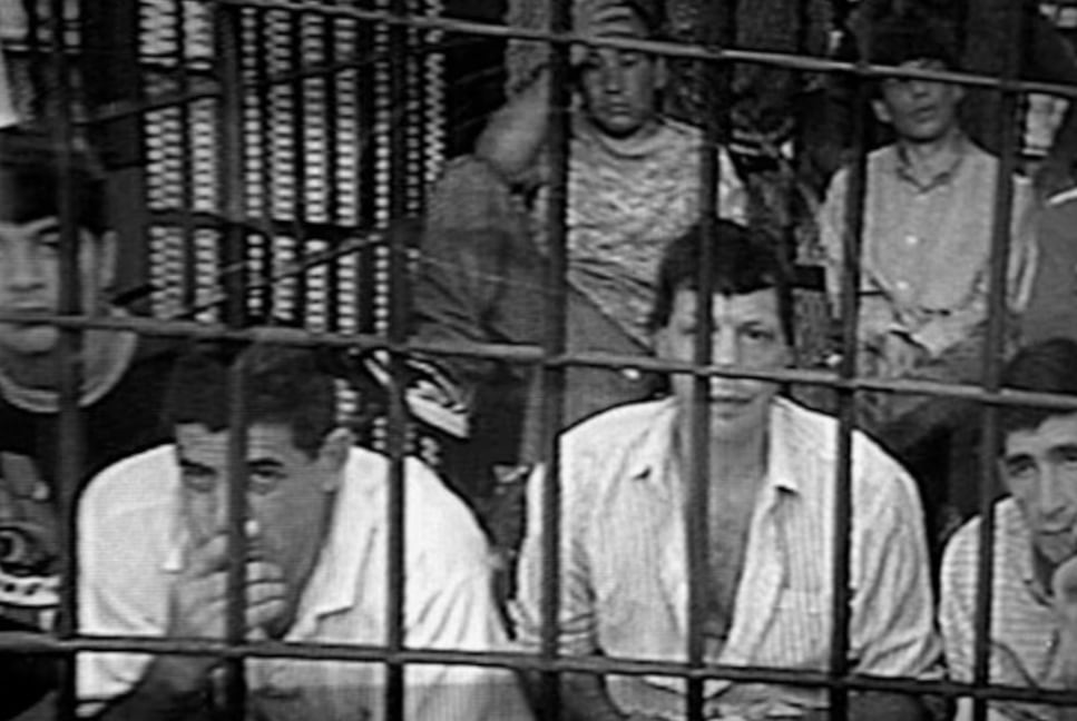 El juicio oral a los acusados por el motín de Sierra Chica se hizo en febrero de 2000 en la cárcel de máxima seguridad de Melchor Romero, en un formato inédito para la época. Los imputados no estuvieron sentados frente al tribunal, sino encerrados en celdas especiales, desde donde seguían la audiencia a través de un sistema de televisión cerrada. Era una forma de evitar traslados y reforzar la seguridad en un proceso marcado por la peligrosidad de los acusados