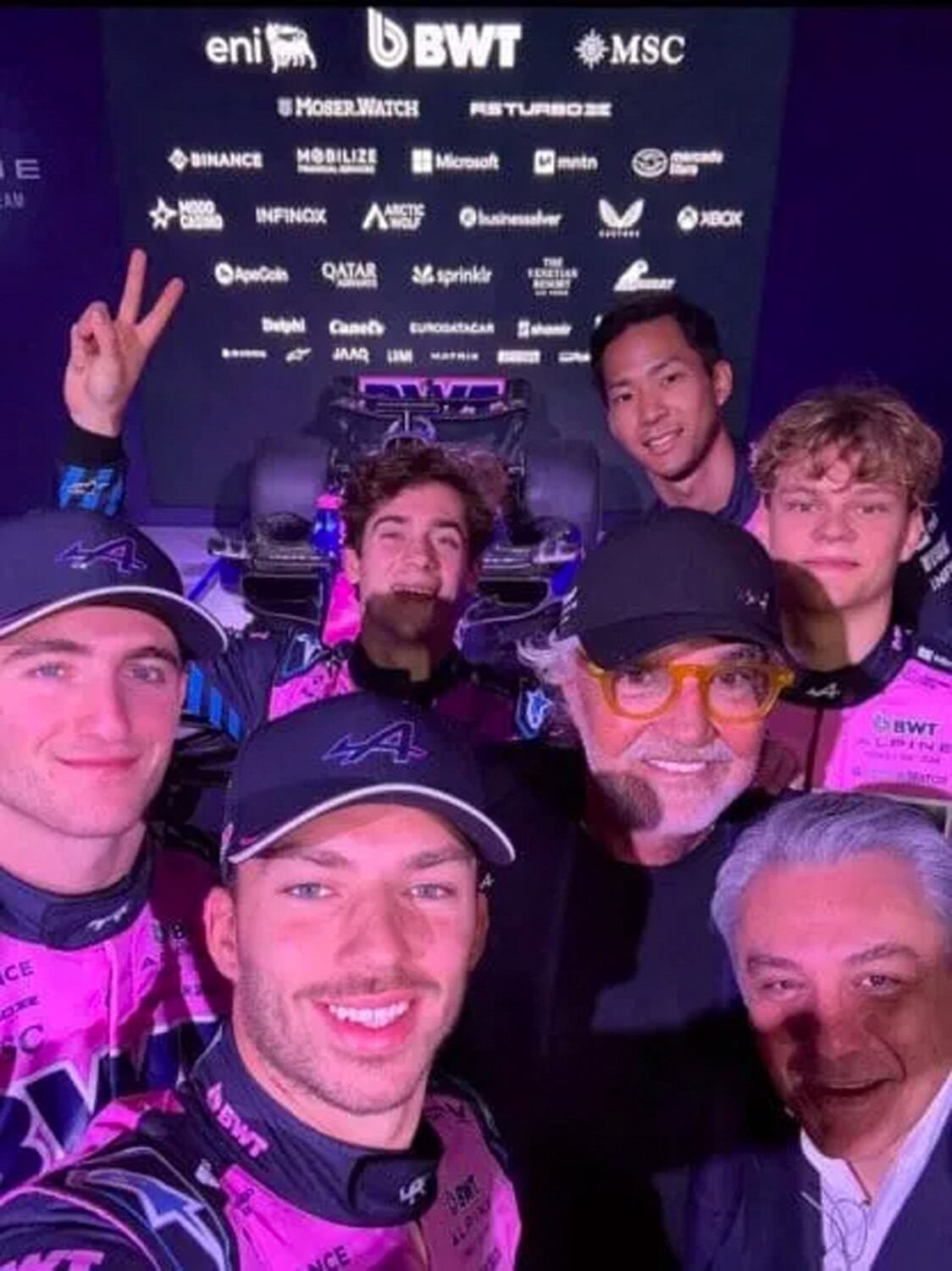 Doohan, Gasly, Colapinto, Briatore y los suplentes Ryo Hirakawa y Paul Aron, en la presentación de Alpine; los titulares se benefician del trabajo de los probadores.