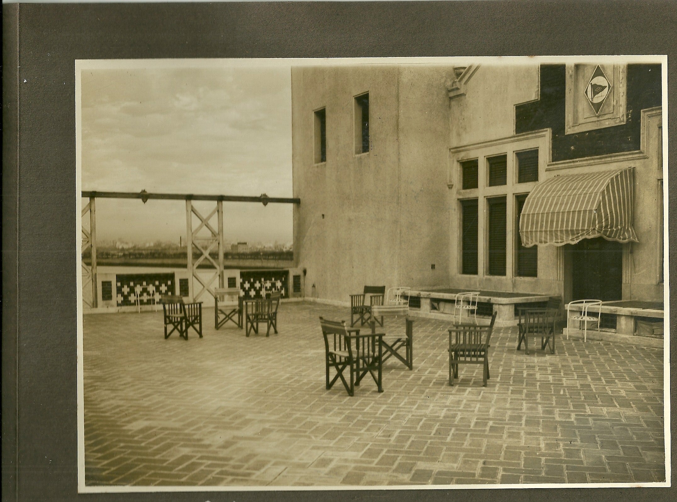 Terraza abierta, tal como se veía con el proyecto original del Ing. Quartino. Fue modificada por el estudio Aslan y Ezcurra en la década de 1960 para hacer el salón comedor y dependencias.