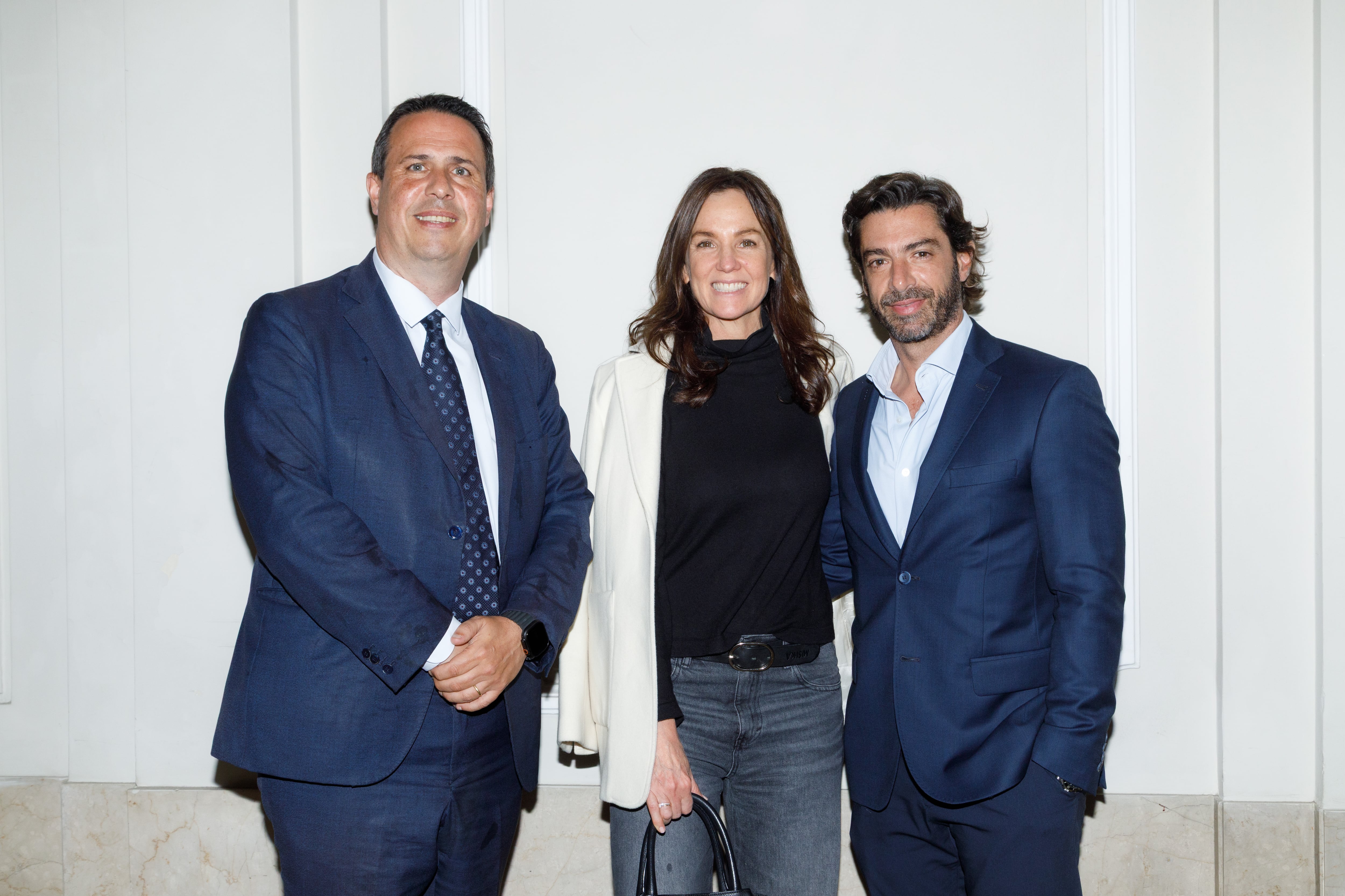 En fotos. Todos los invitados a Arte, Cultura y Diplomacia Pública en Recoleta 32 El embajador de Uruguay, Diego Cánepa Baccino, junto a Carolina Stanley y Federico Salvai