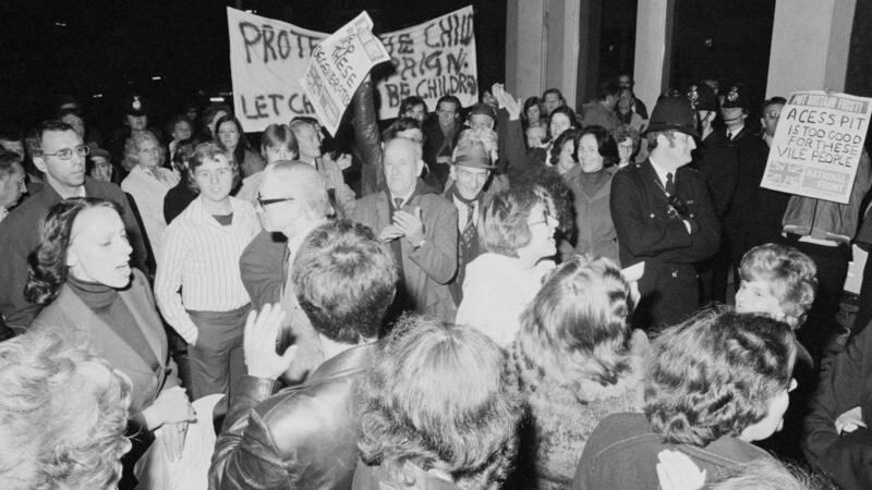 Manifestantes protestan en Londres durante la primera reunión abierta de PIE en 1977