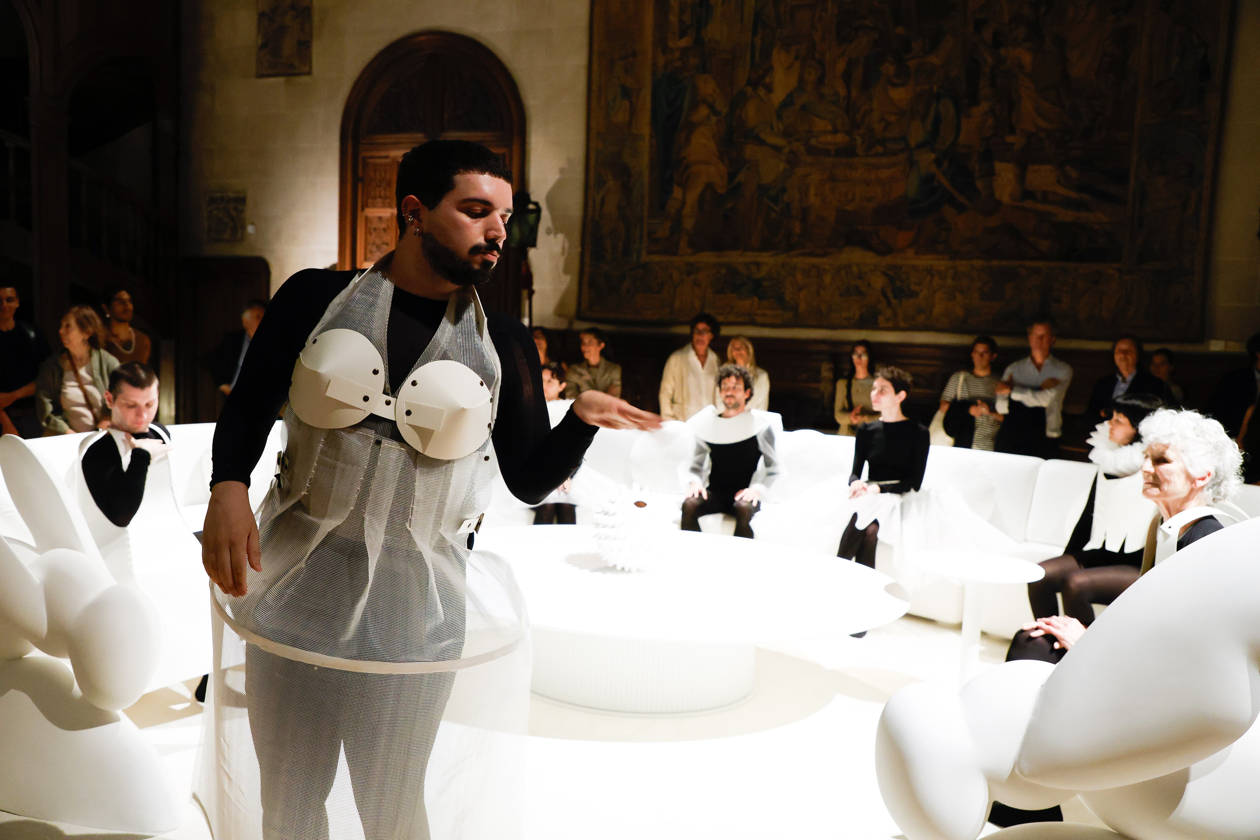 Una de las performances en el living, que además está documentada en video y puede verse en las pantallas