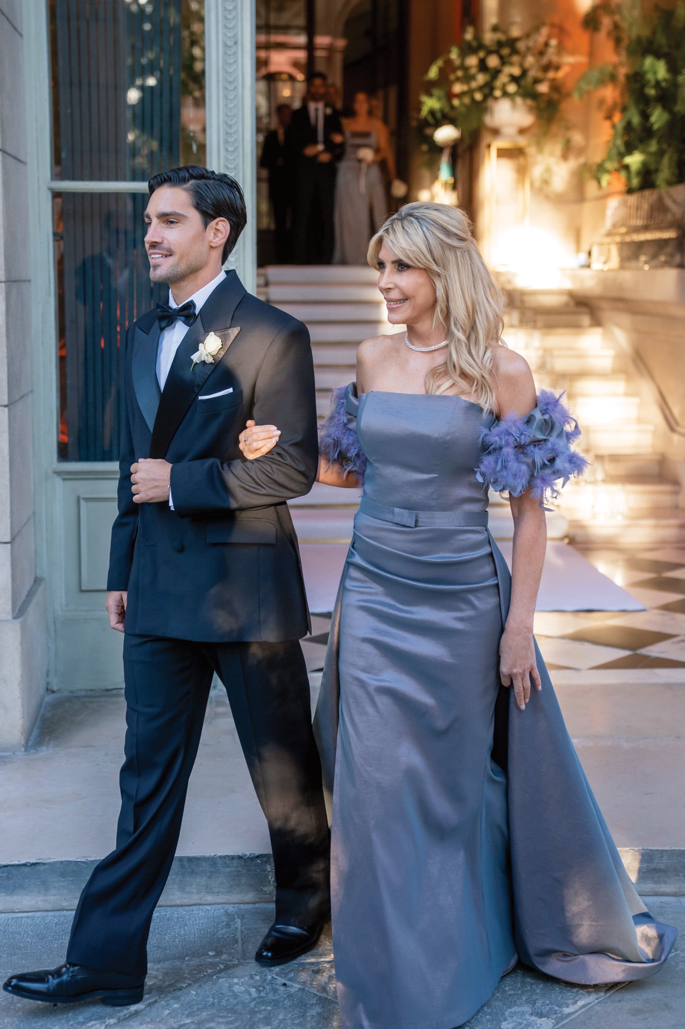Nicolás llegó escoltado por su madre, Carolina Vienna. El novio lució un conjunto de tres piezas en crêpe francés negro de Atelier Pucheta Paz. Saco cruzado con solapa retro, chaleco de corte clásico y camisa de poplin blanco