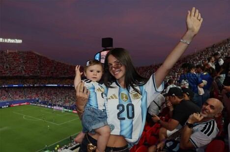 En la tribuna suele estar Ailén Cova, pareja del futbolista desde finales de 2022 y madre de su hija Alaia