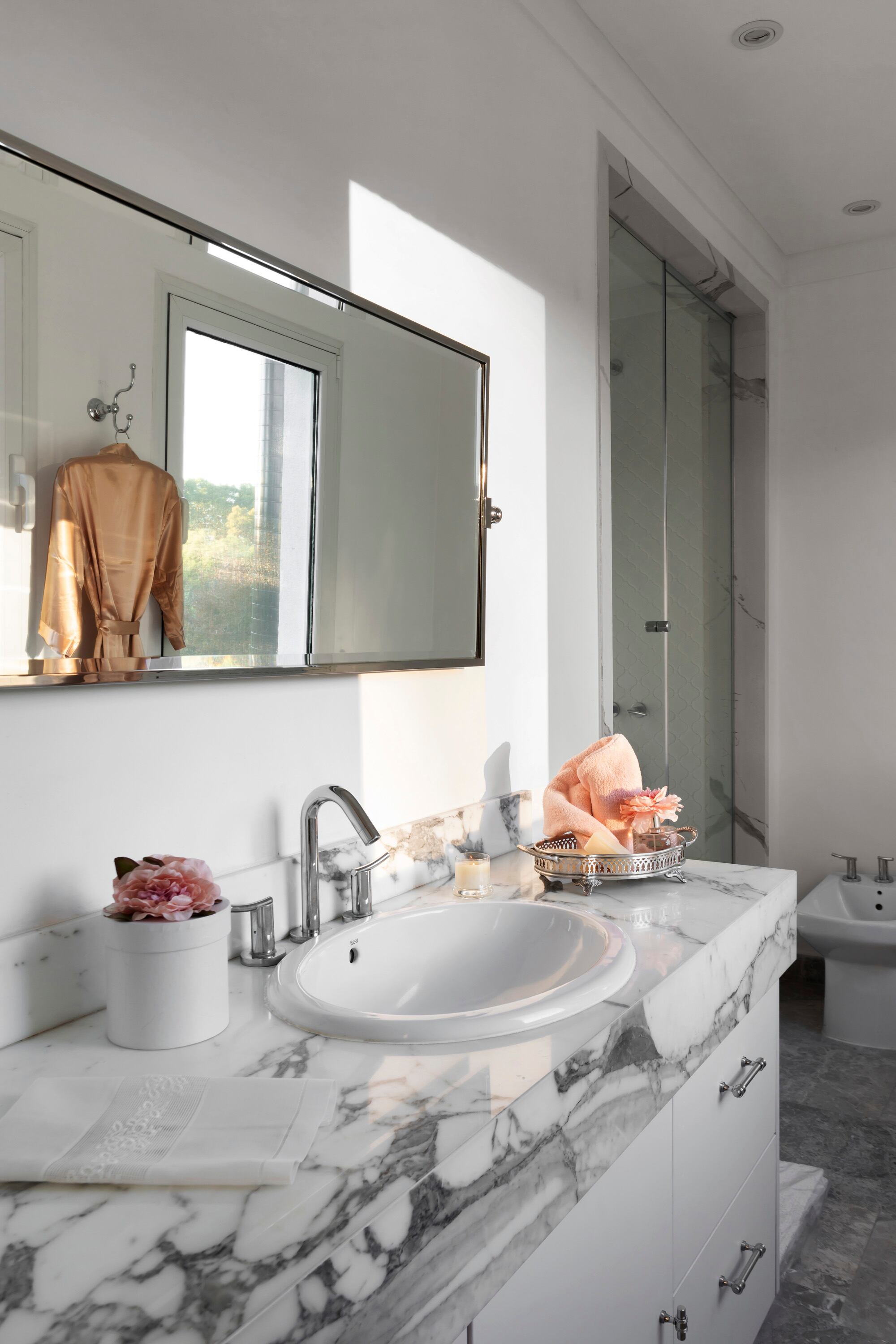 Mueble (Cucina Bella), grifería y espejo (Robinet). Mesada (Marmolería Ayres de Quilmes). Piso (Novecento).