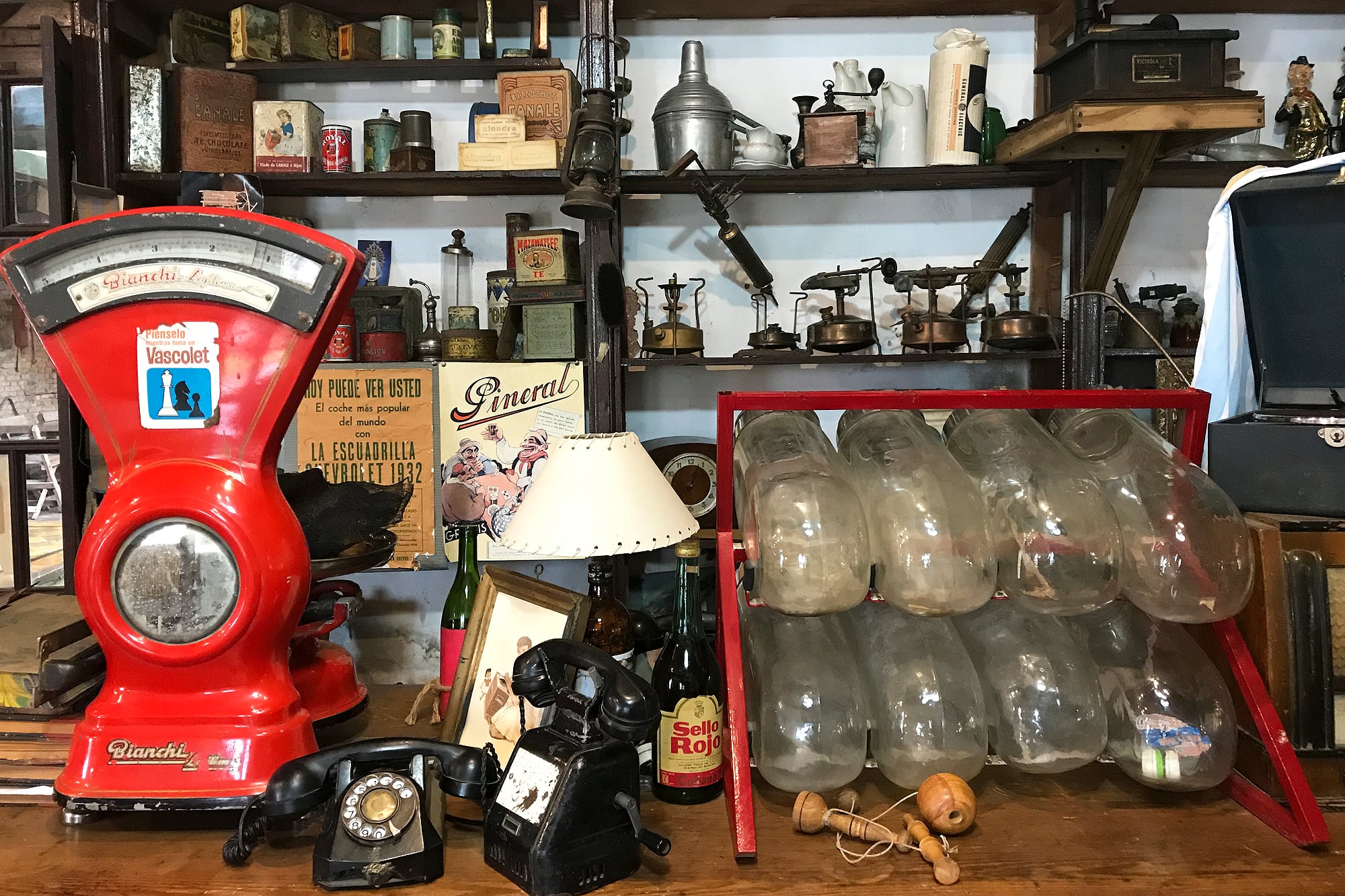 Escapada: a 150 kilómetros de Buenos Aires, un viaje que revive la época de los malones donde mataron a Dorrego 9 En La Protegida hay objetos antiquísimos, fotografías, artículos de viejos almacenes y pulperías