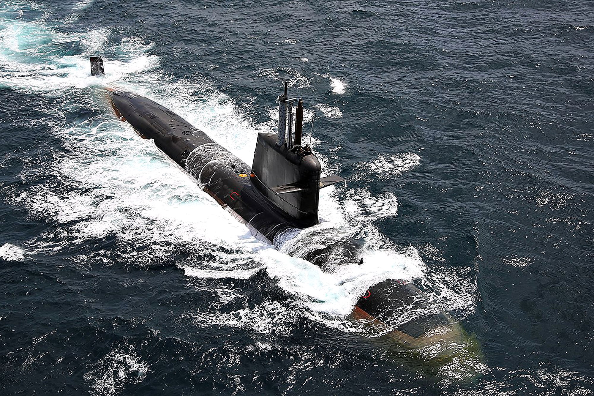 INS Kalvari, el primero de los seis submarinos de clase Scorpene construidos en Mazagon Dock en el marco del Proyecto 75 (Clase Kalvari), fue encargado a la Armada de la India