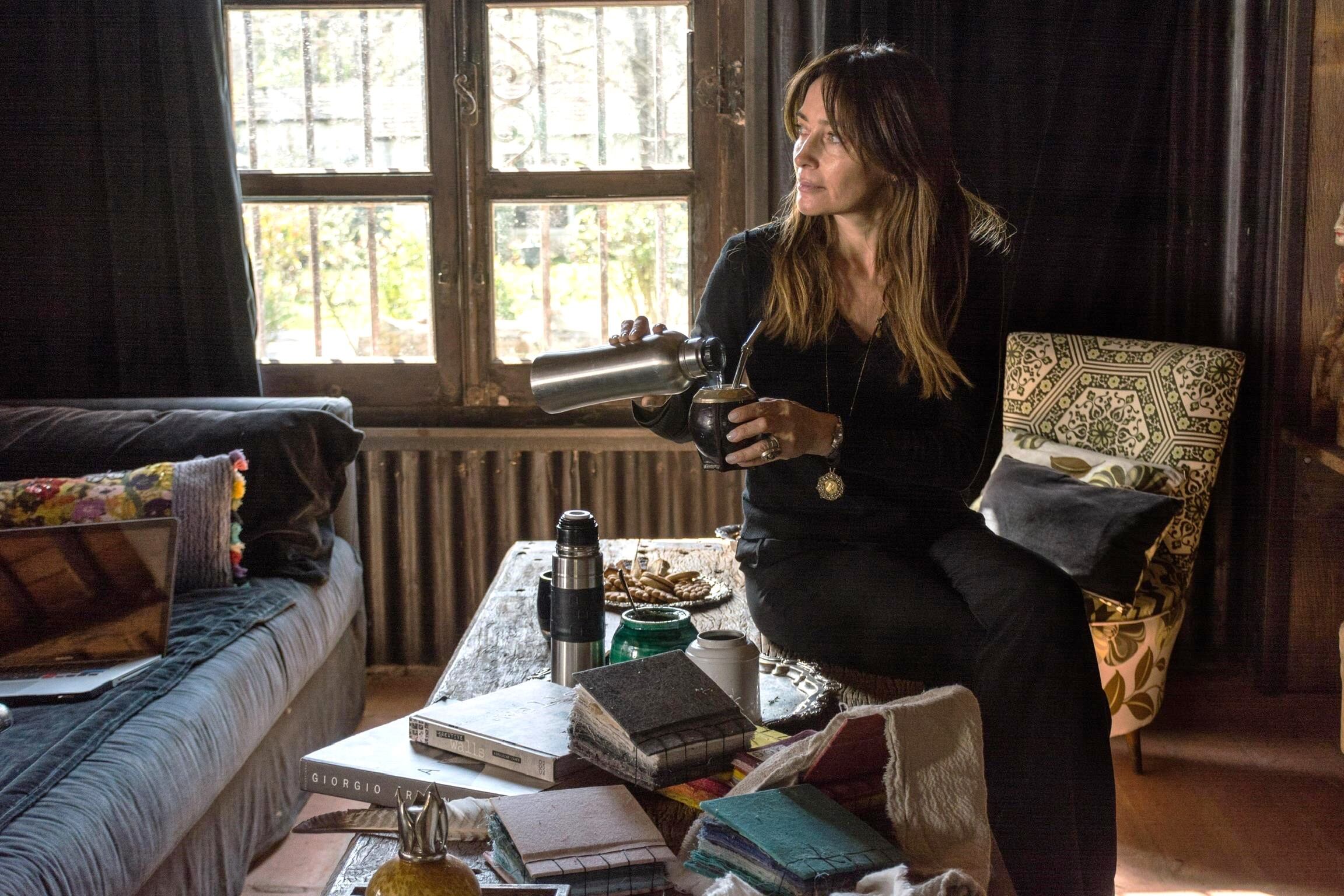 Leticia Rocco en un rincón de su Estudio y dos señas de identidad: el mate y los muestrarios, que nunca están muy lejos