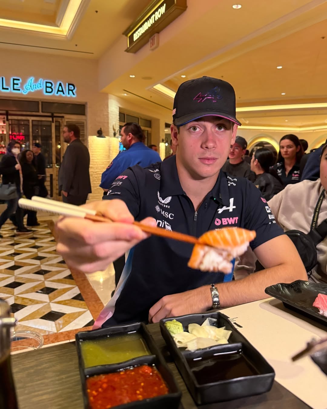 Franco comiendo sushi en Las Vegas (Foto: @Alpinef1team)