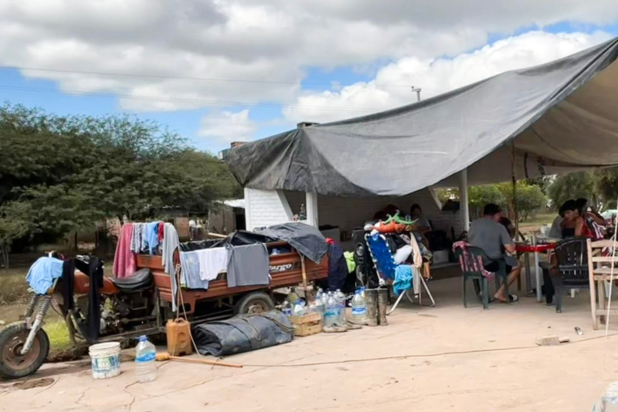 Inundaciones en Tucumán: por qué los vecinos de La Madrid siguen en la ruta 157 y cuándo vuelve la luz