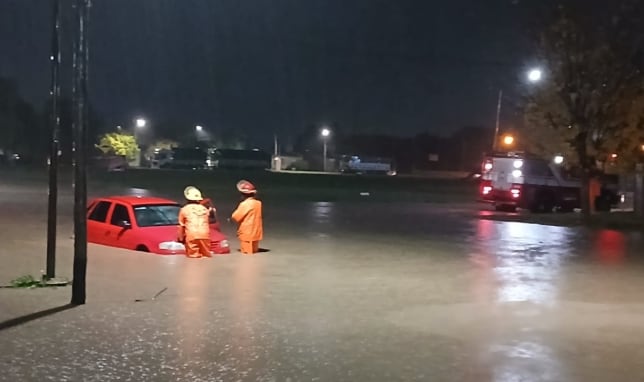 Tormenta en el AMBA: calles inundadas y complicaciones para transitar 7 Bomberos Voluntarios asistieron a los habitante de la localidad bonaerense