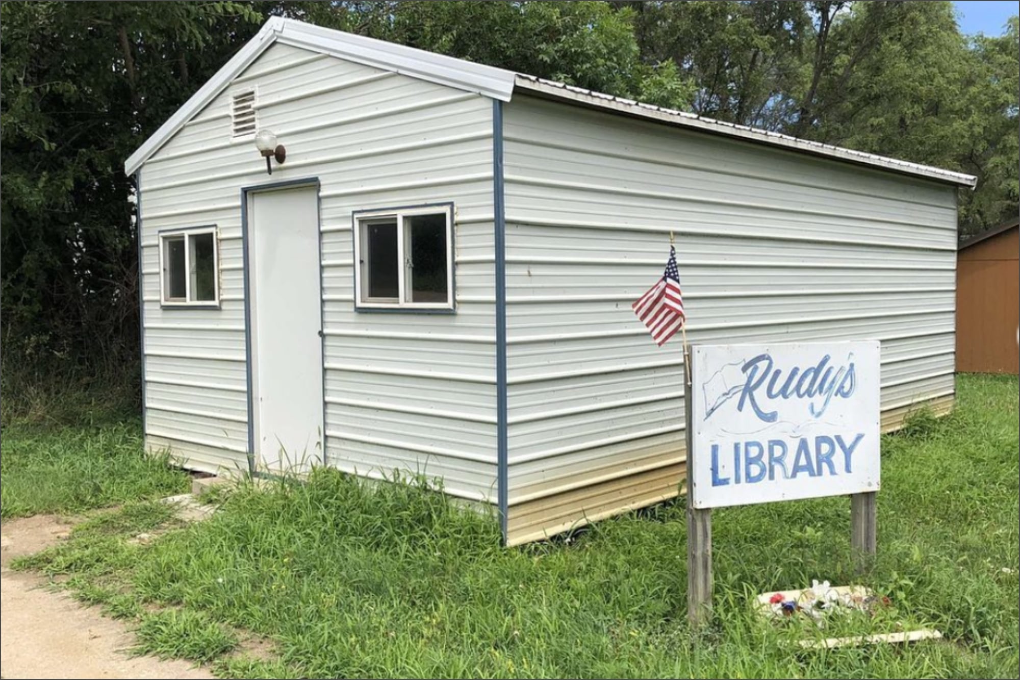 Así se ve la librería, que también administra Elsie en Monowi