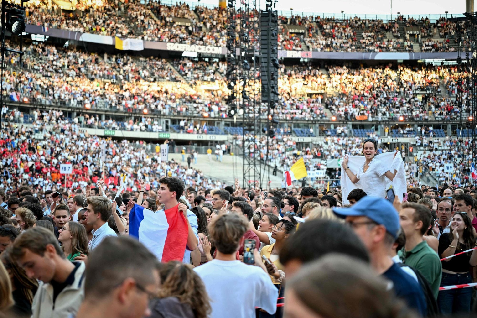 Miles de jóvenes llenan el Stade de France por la presencia del papa León XIV