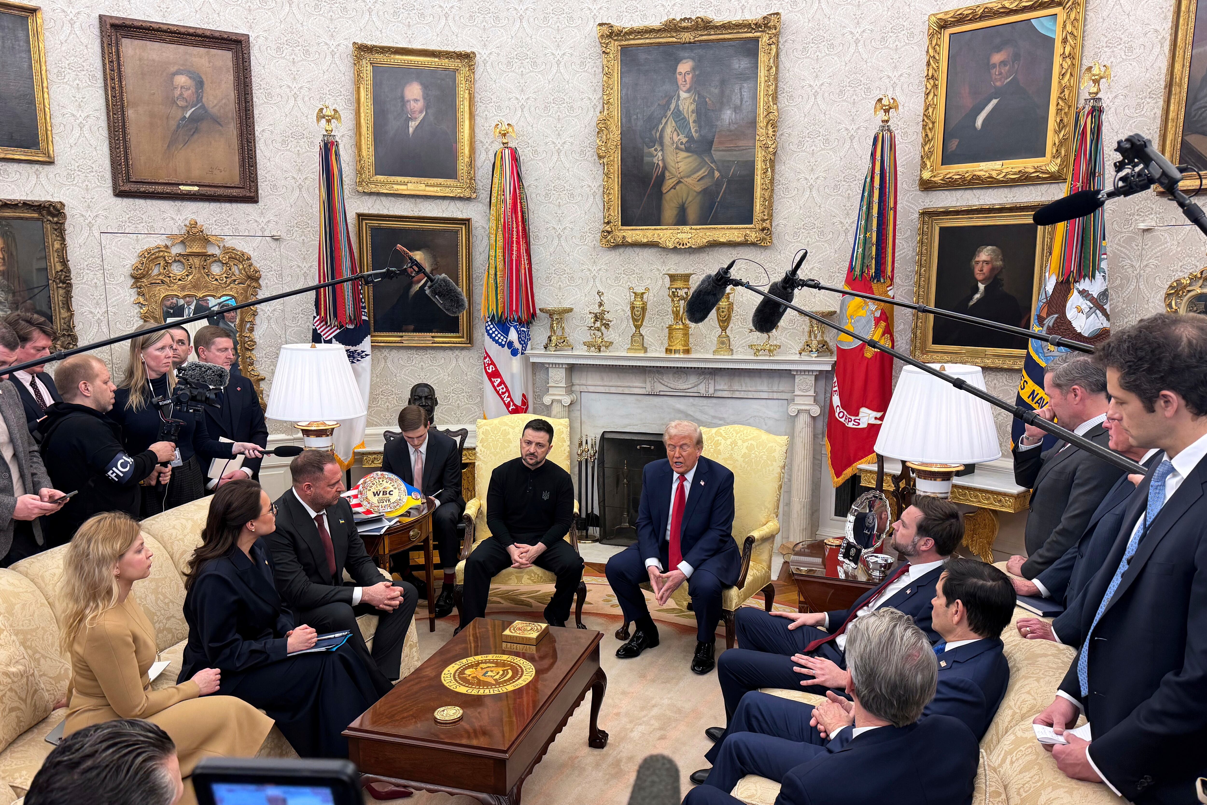 El presidente de Estados Unidos, Donald Trump (centro, derecha), con su par ucraniano, Volodimir Zelensky, responden preguntas a periodistas en el Salón Oval de la Casa Blanca.