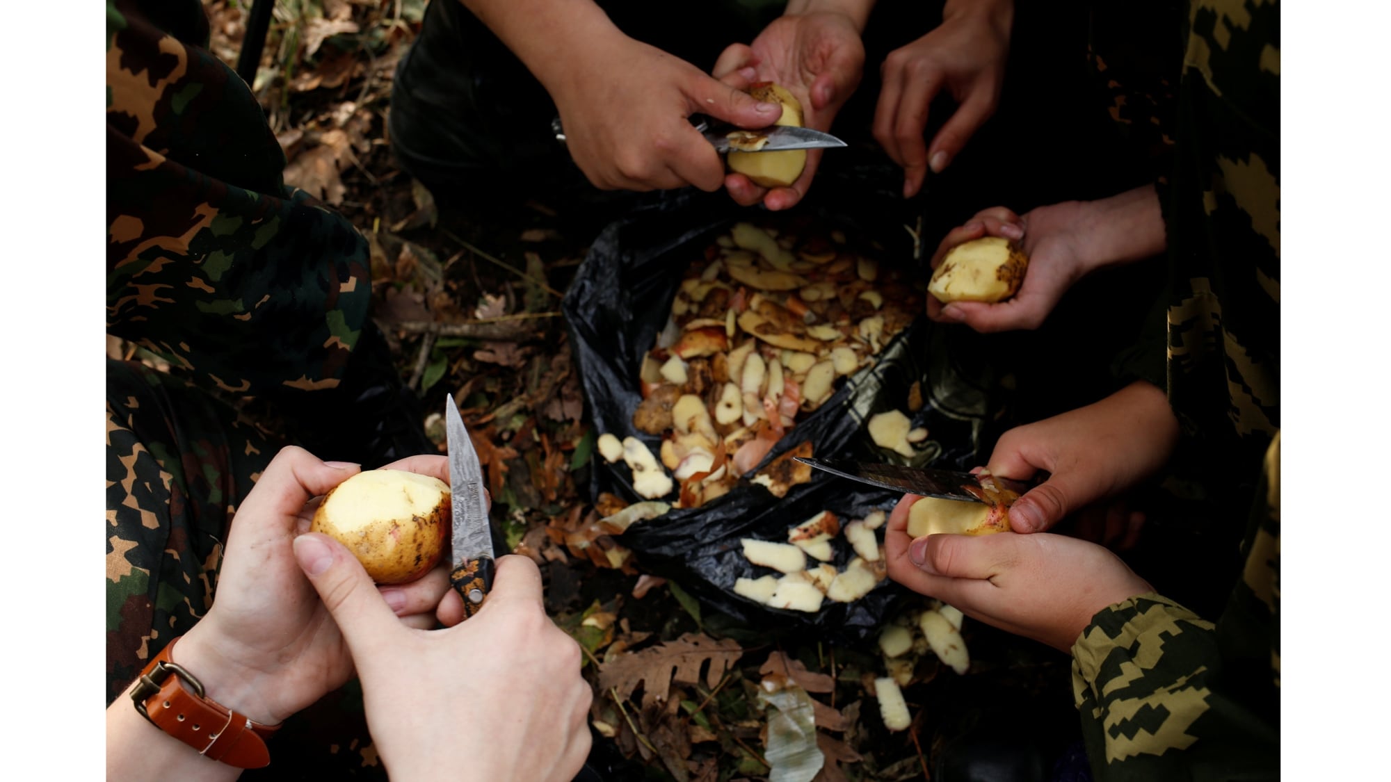 La cáscara de papa contiene ácido oxálico, un compuesto natural que disuelve las manchas de corrosión en los metales