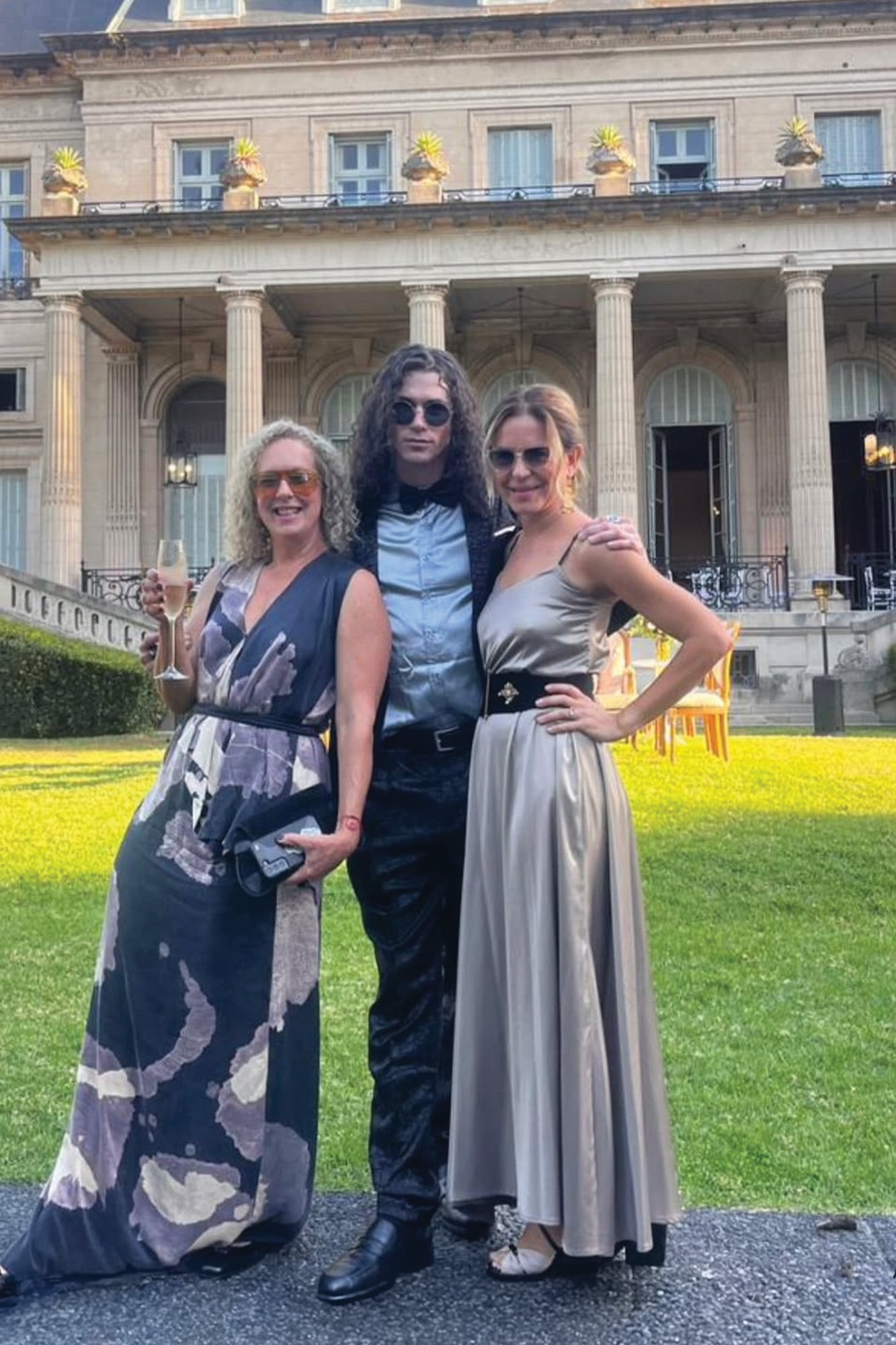 Astrid Perkins, a quien la novia considera una tía del alma, junto al hermano de Sofía, el músico Miguel Reynal (hijo), y Claudia Serrano.