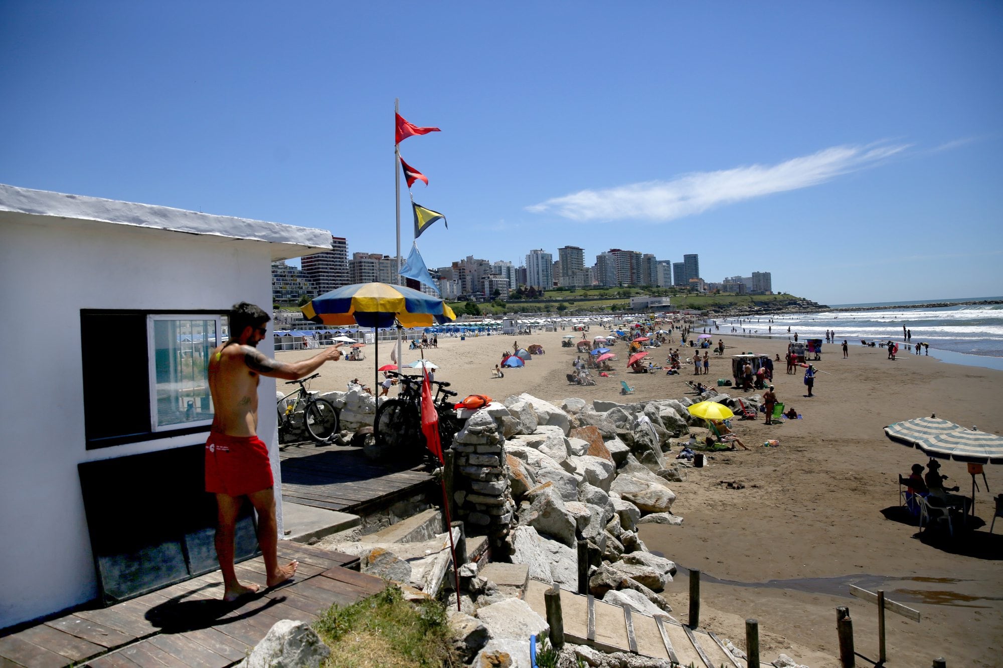 Rumbo a la temporada: la muerte de un turista reavivó un conflicto con guardavidas de la costa atlántica y podrían parar